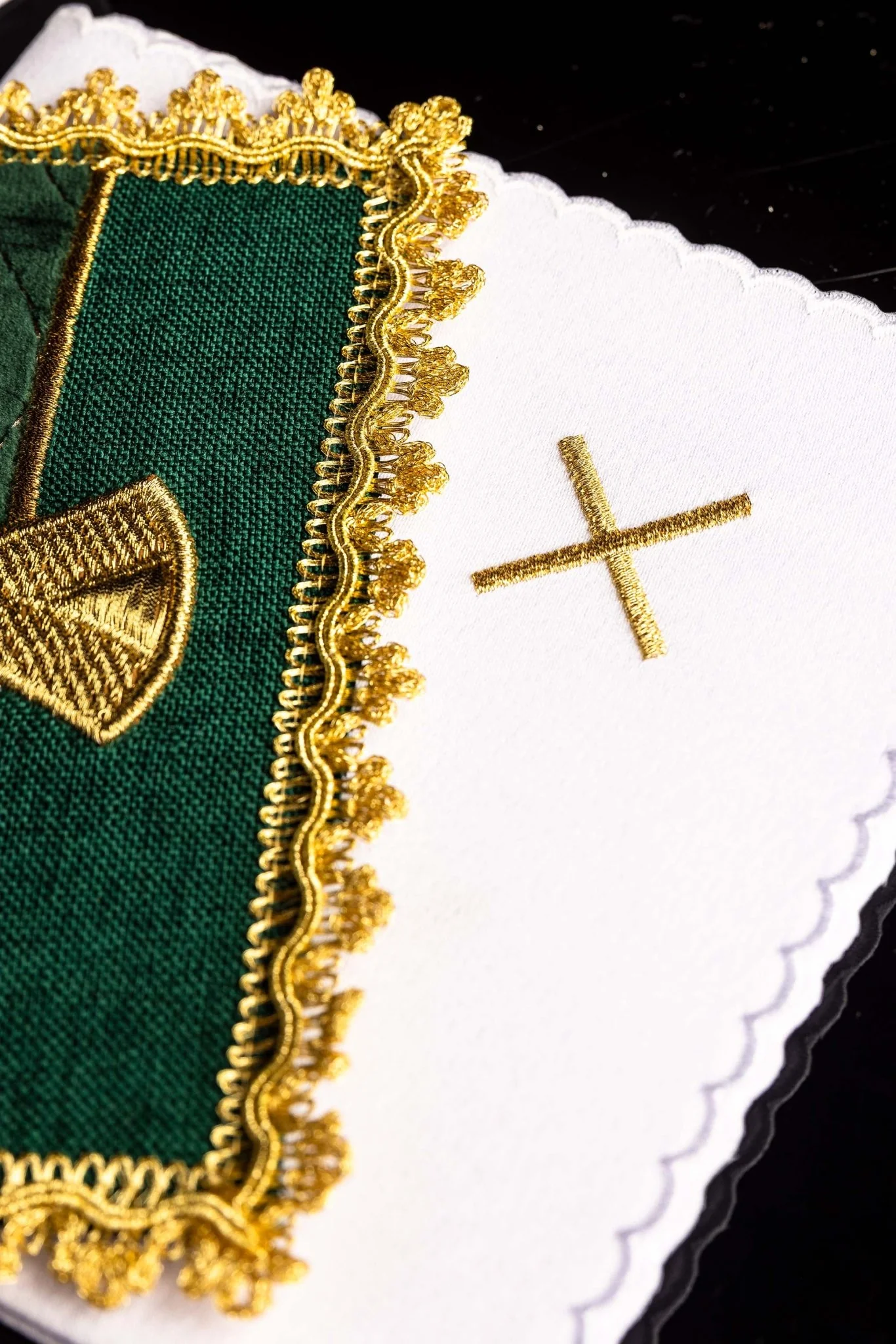 Liturgical chalice linens green embroidered on velvet - Image 3