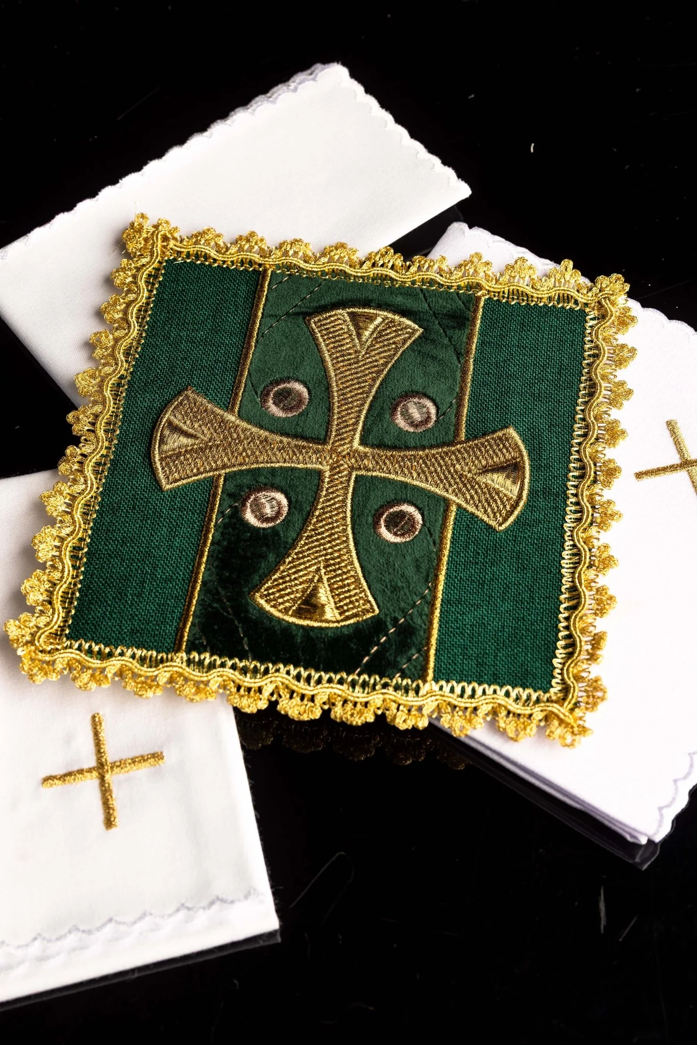 Liturgical chalice linens green embroidered on velvet - Image 4