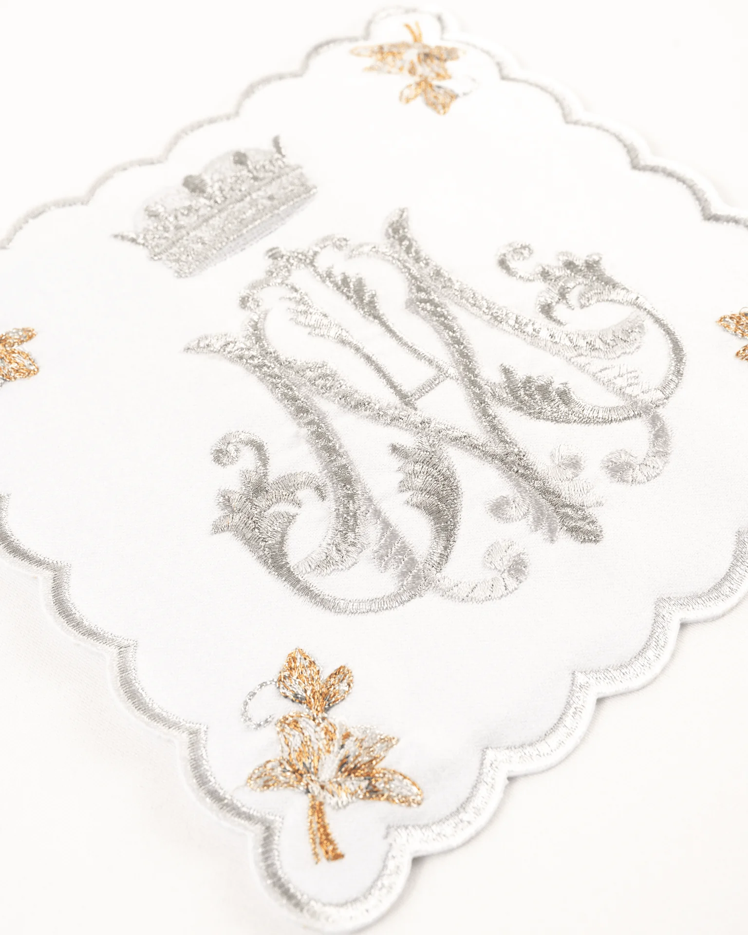 Liturgical chalice linens set with embroidered Marian motif - Image 2