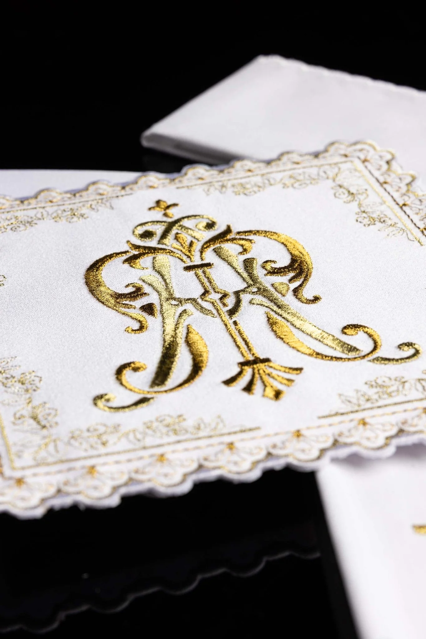 Liturgical chalice set with gold embroidered Marian motif - Image 6