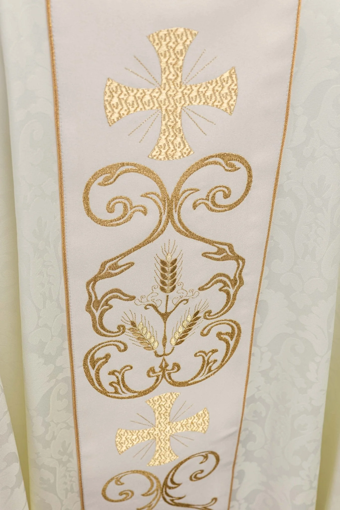 Liturgical chasuble with a decorated belt - Image 3
