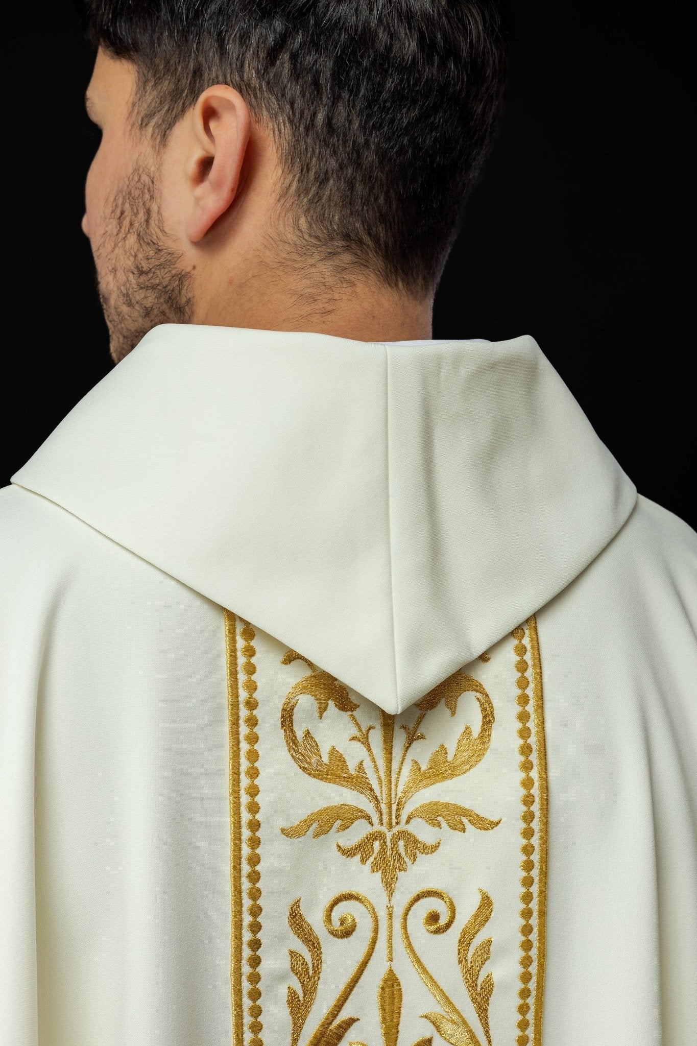 Liturgical chasuble with an embroidered belt in ecru - Image 6