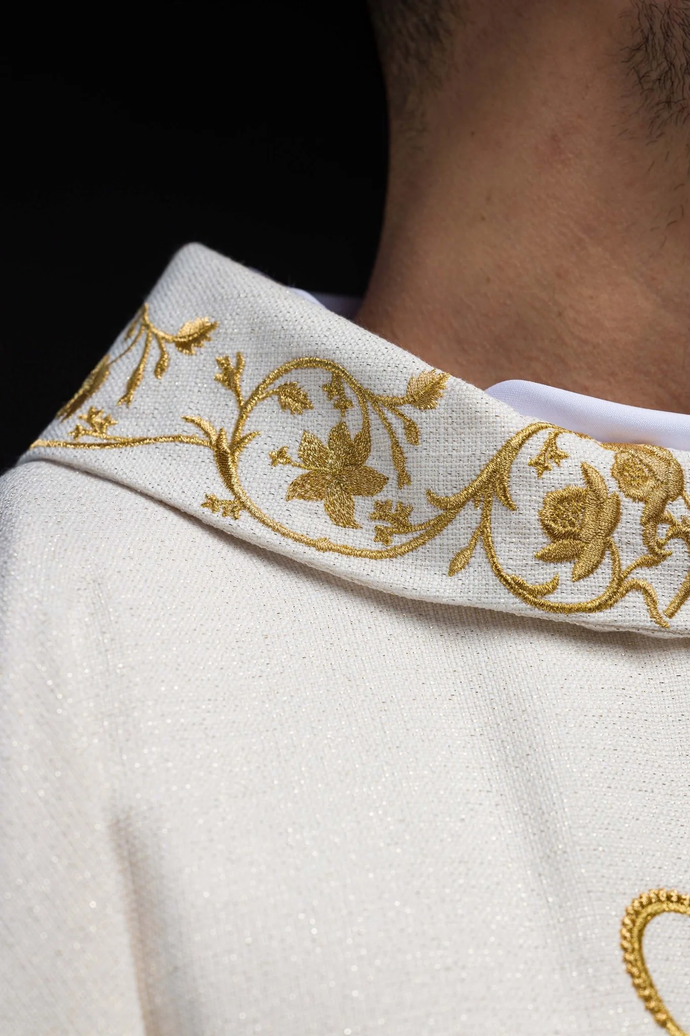 Liturgical chasuble with embroidered Maria Crown motif - Image 5
