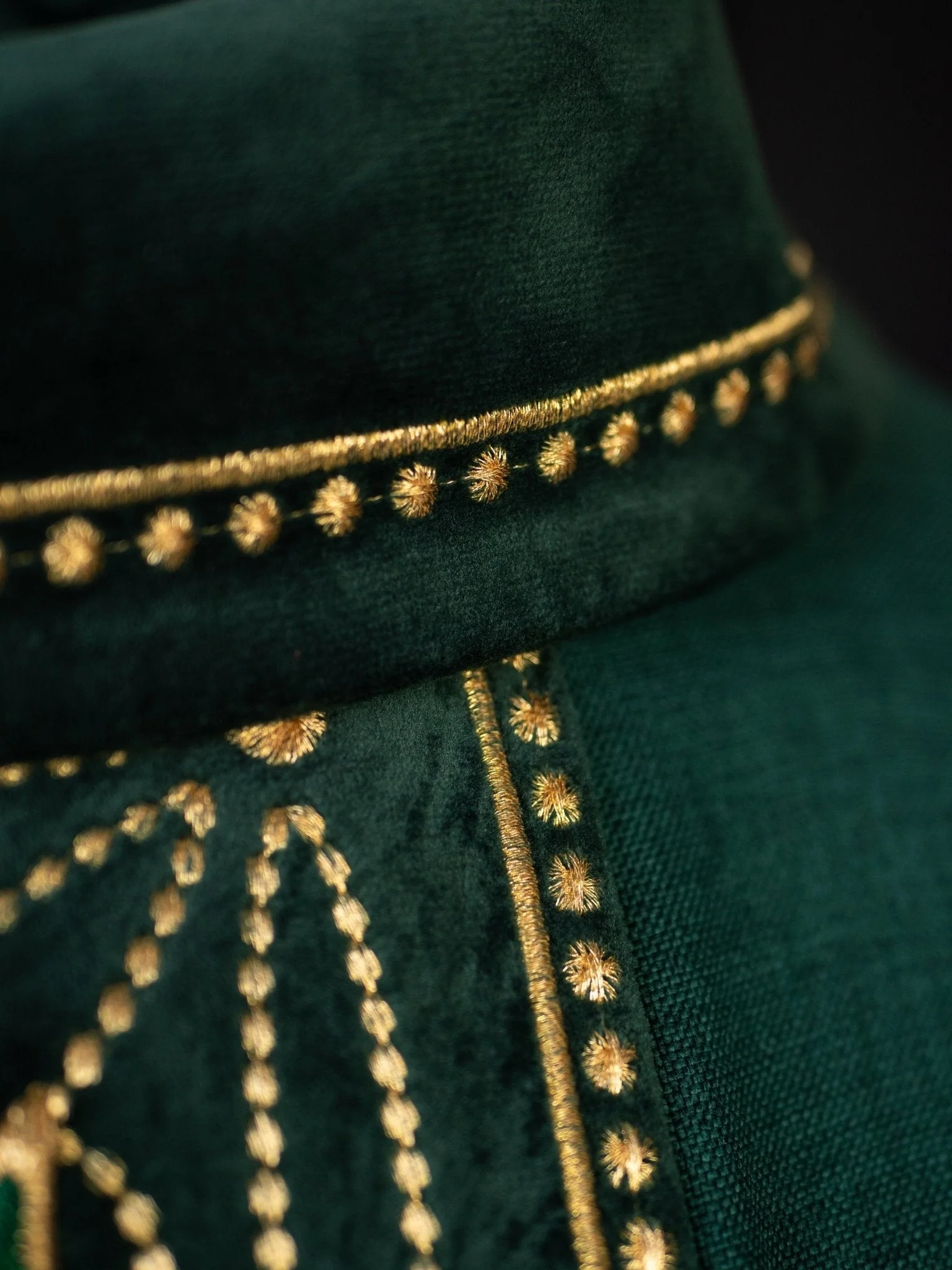 Liturgical chasuble with richly decorated belt with crosses in green color - Image 2