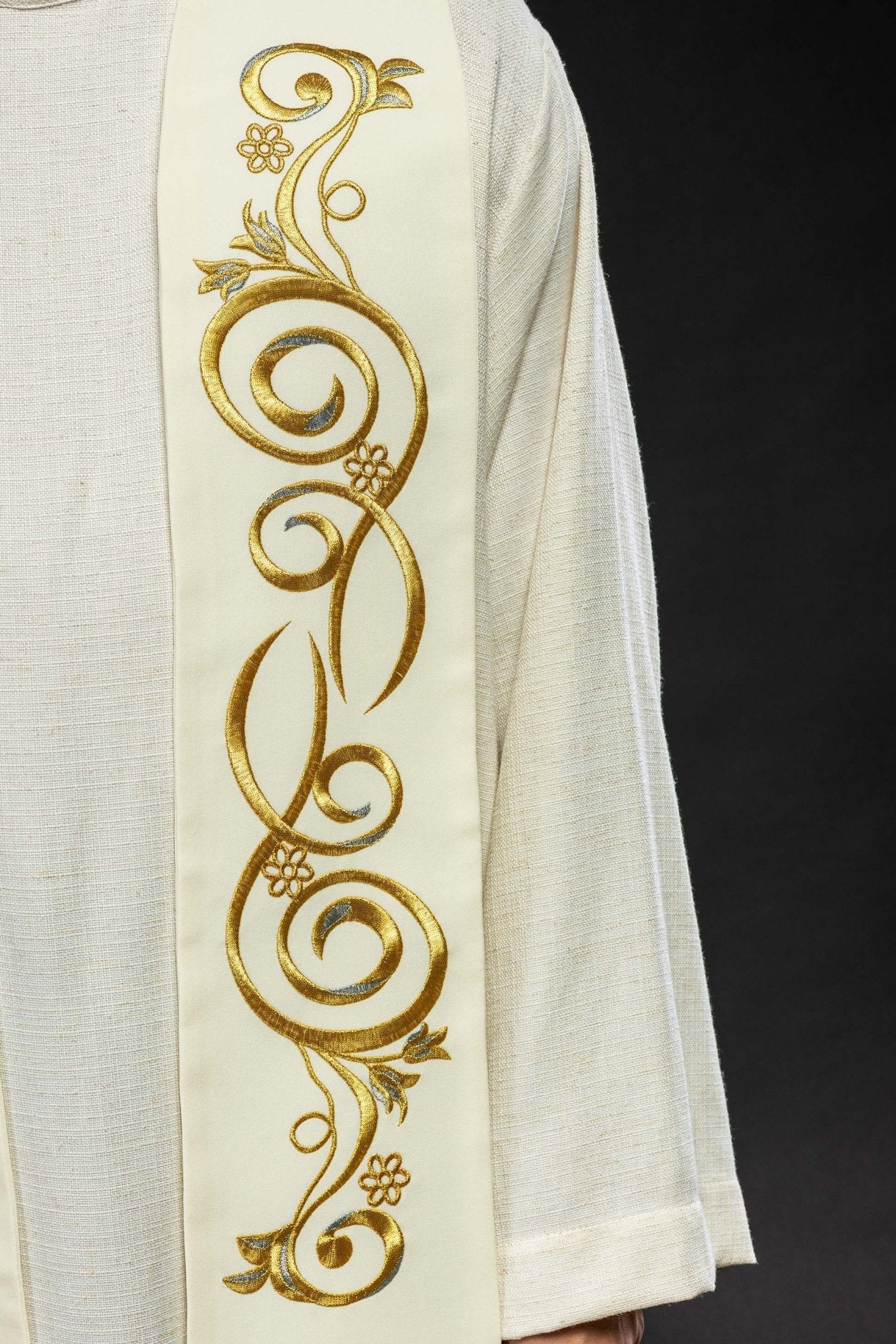 Long stole with embroidery - Image 4