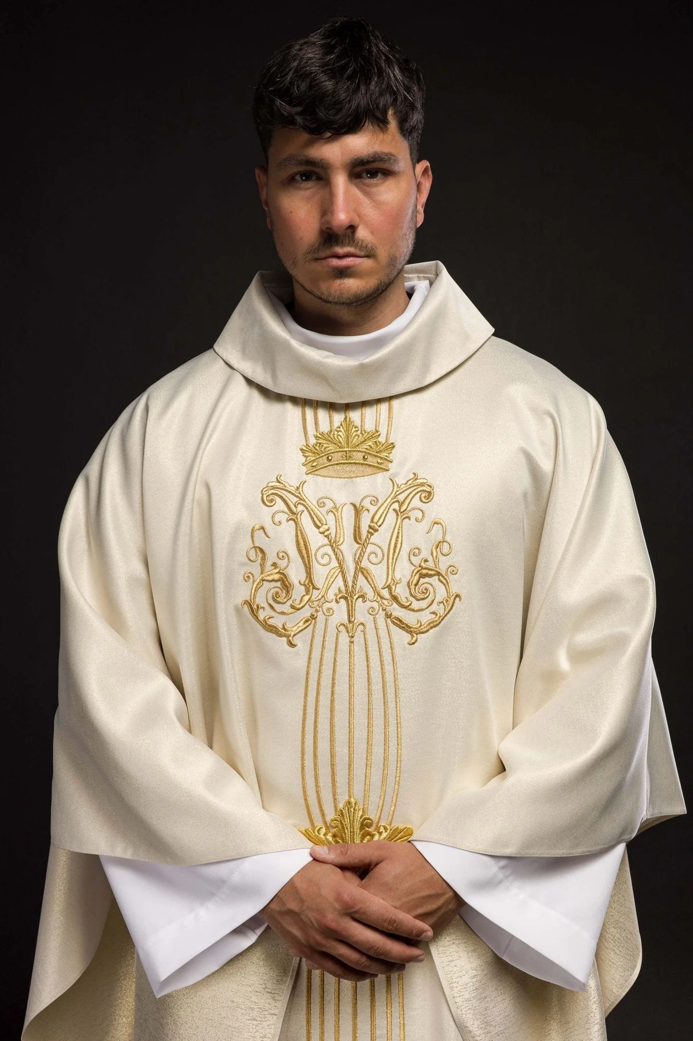 Marian chasuble made of gold glittery texture