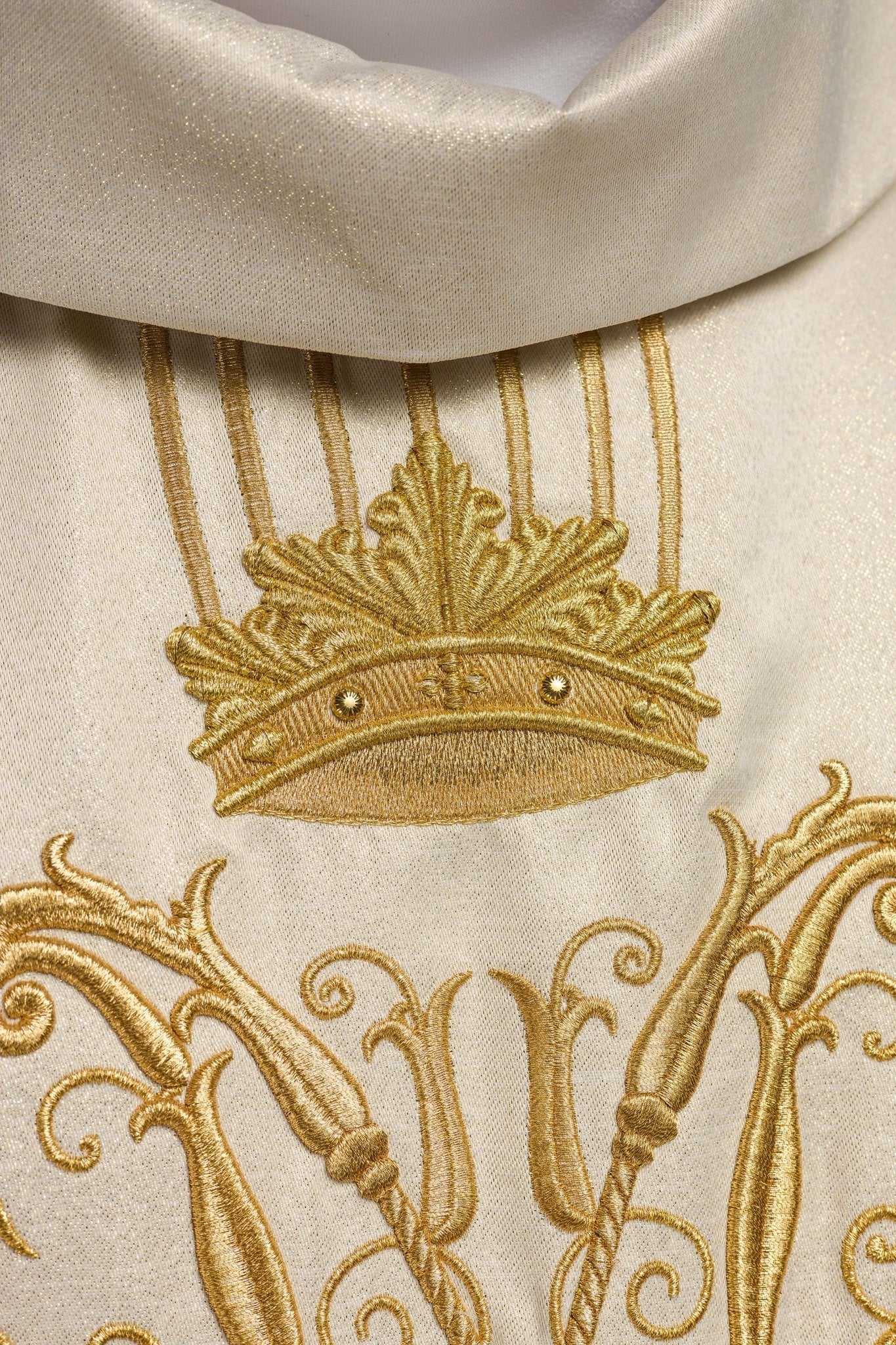 Marian chasuble made of gold glittery texture - Image 5