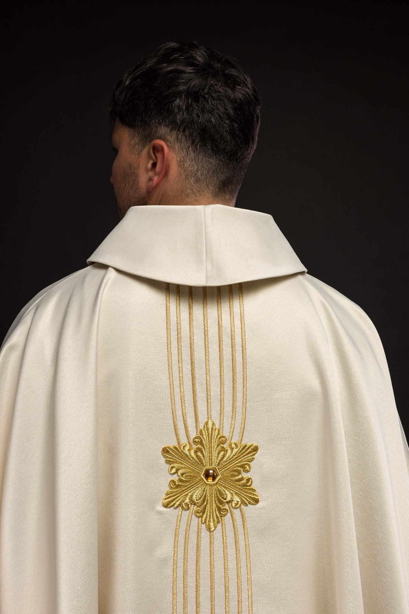 Marian chasuble made of gold glittery texture - Image 6