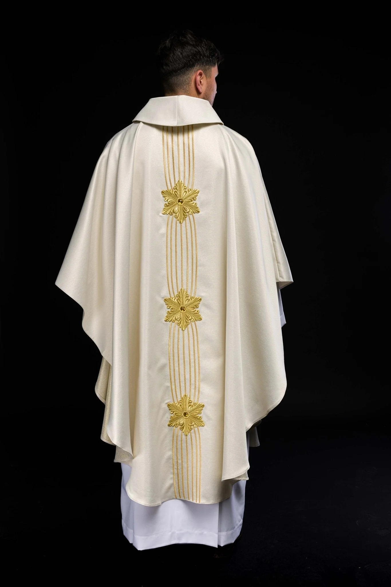 Marian chasuble made of gold glittery texture - Image 8