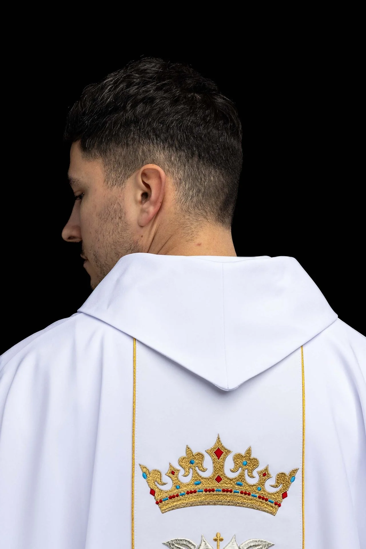 Marian embroidered liturgical chasuble with a crown in white - Image 6