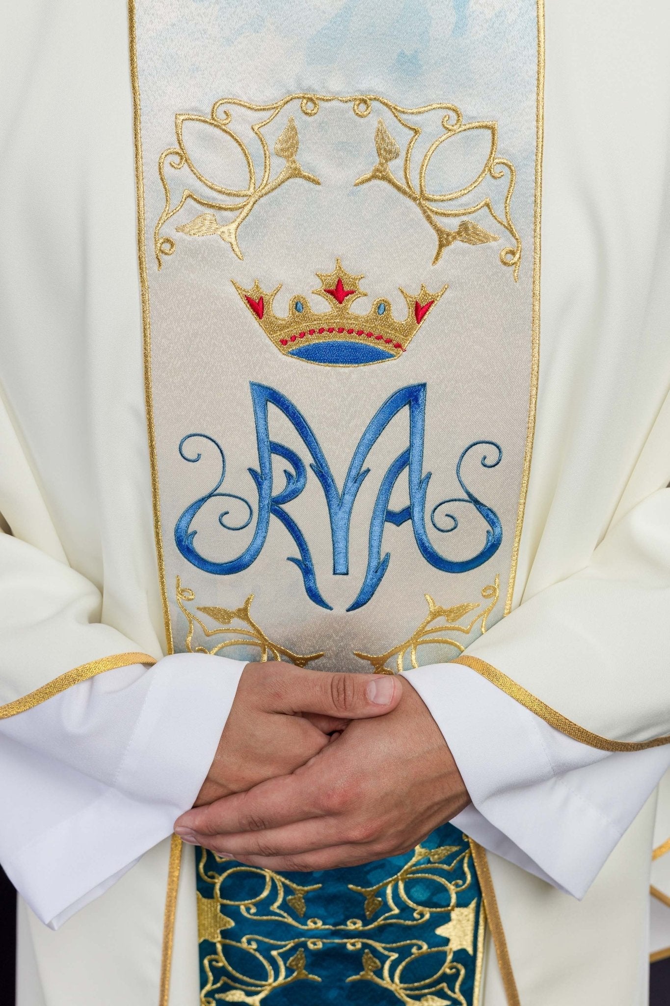 Marian liturgical chasuble with an embroidered and sublimated belt in ecru - Image 3