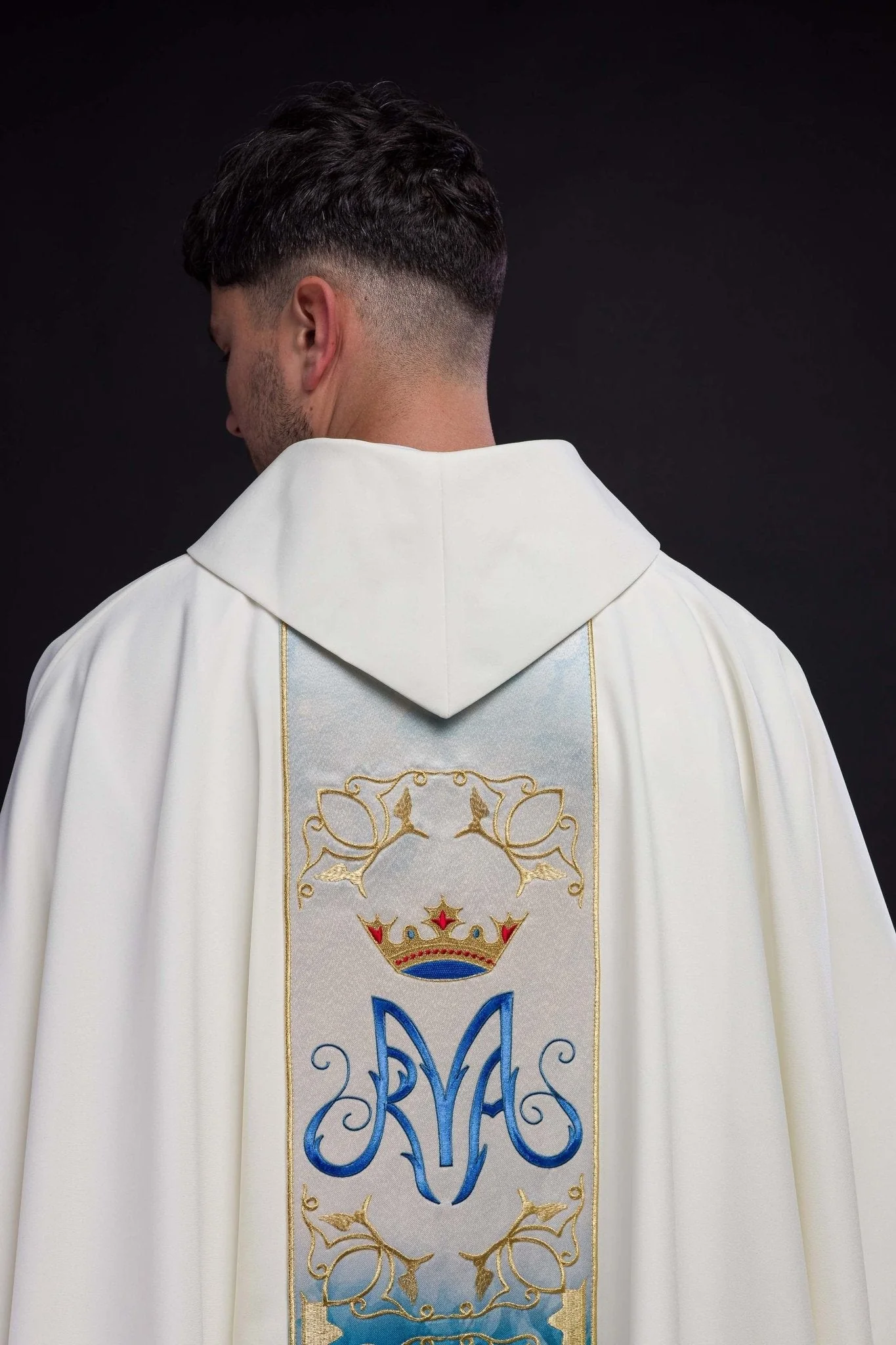 Marian liturgical chasuble with an embroidered and sublimated belt in ecru - Image 6