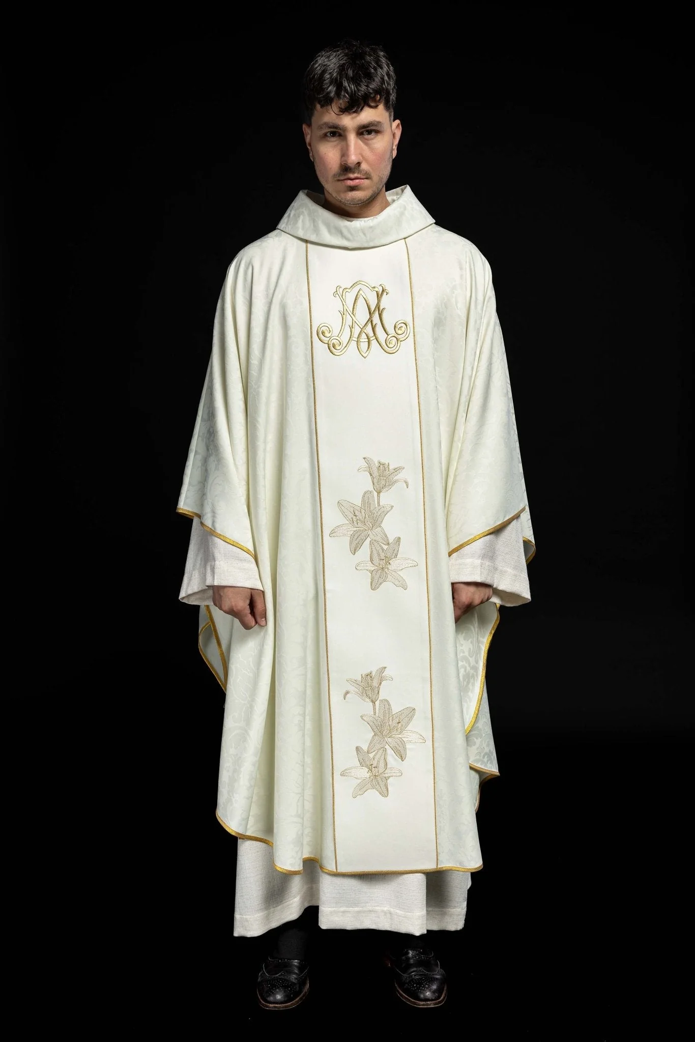 Marian liturgical chasuble with embroidered lilie - Image 2