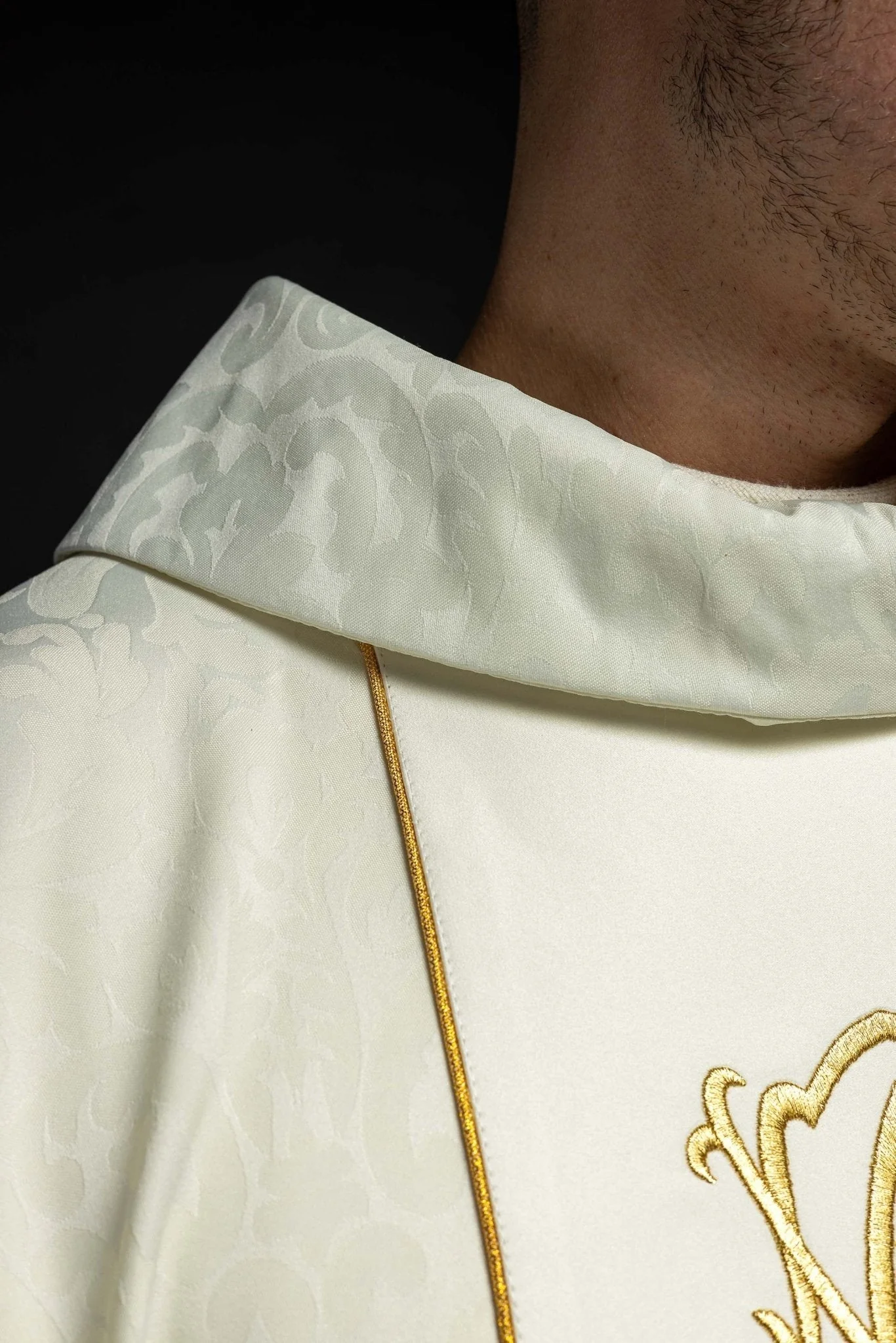 Marian liturgical chasuble with embroidered lilie - Image 4