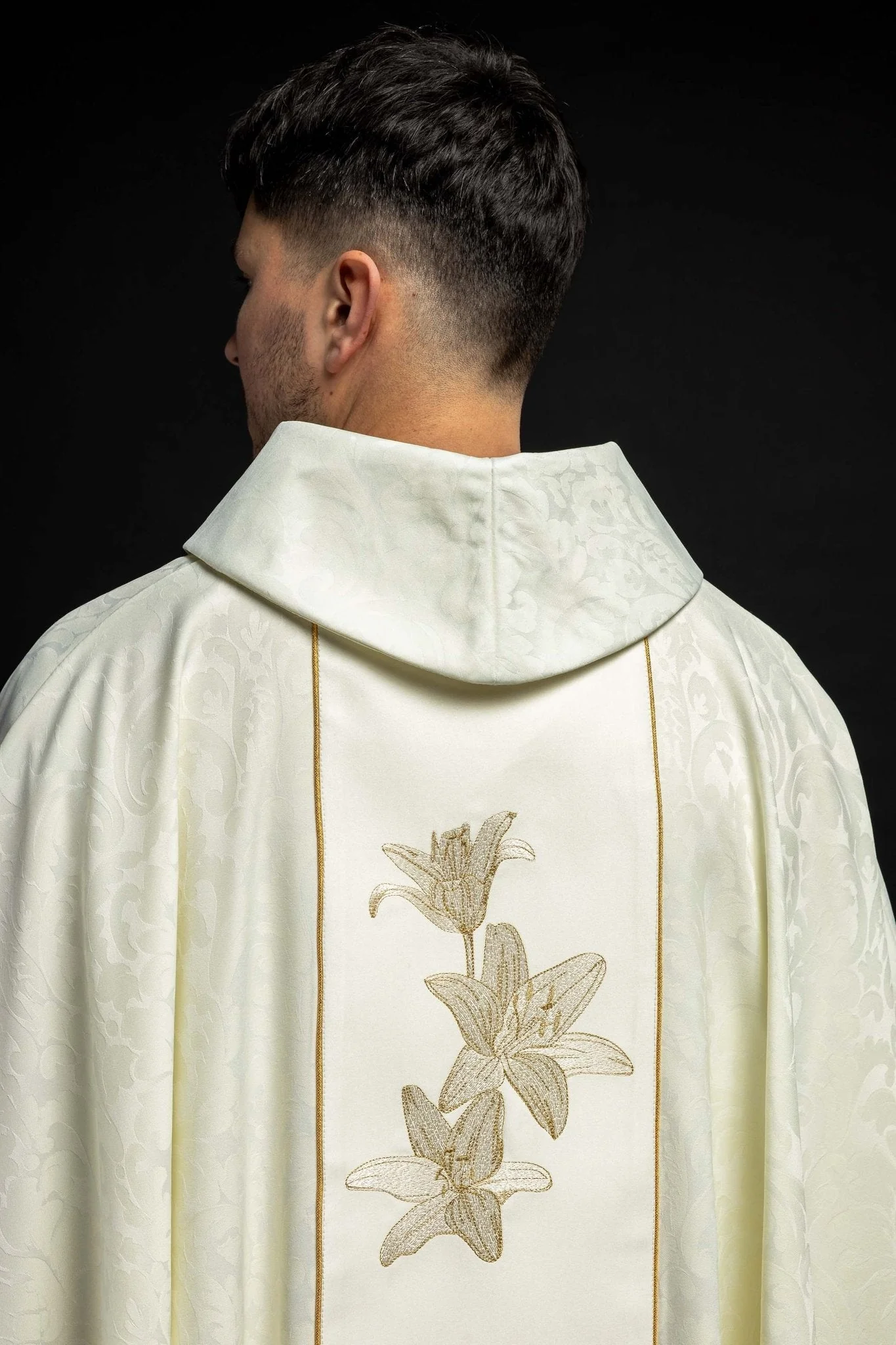 Marian liturgical chasuble with embroidered lilie - Image 6