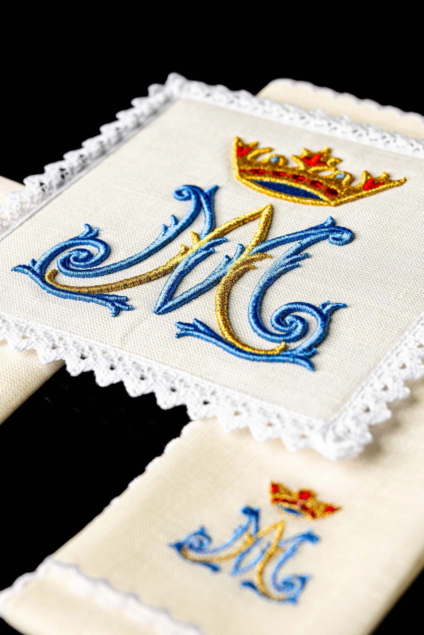Mass linen set with classic Marian embroidery - Image 4