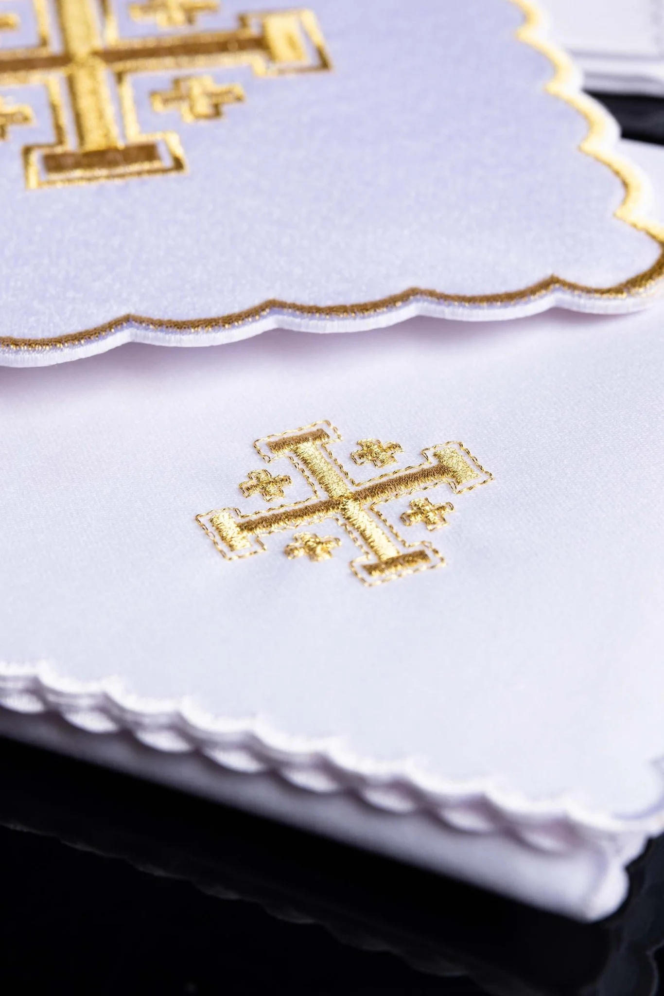 Mass linens with gold Jerusalem Cross embroidery - Image 3