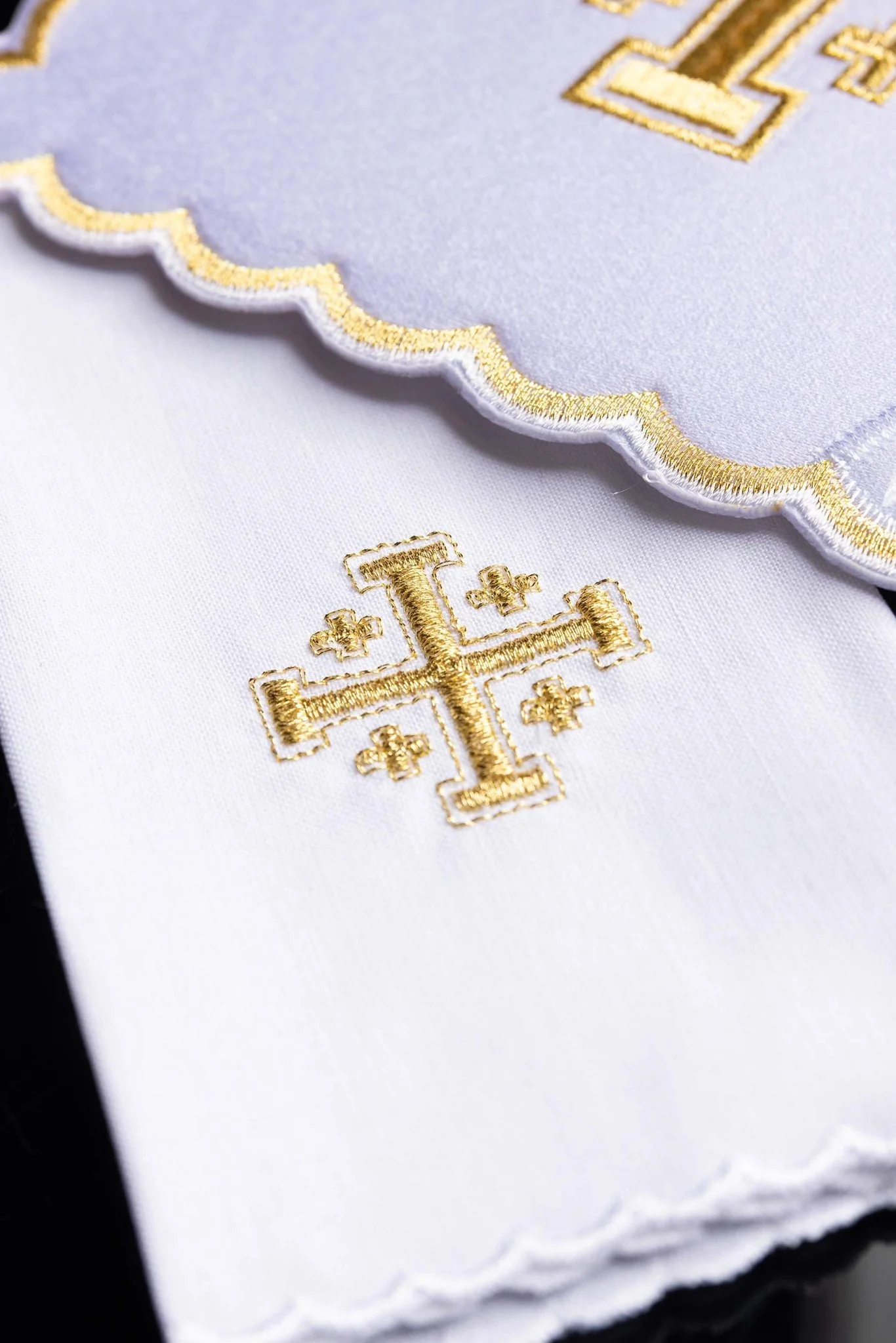 Mass linens with gold Jerusalem Cross embroidery - Image 5