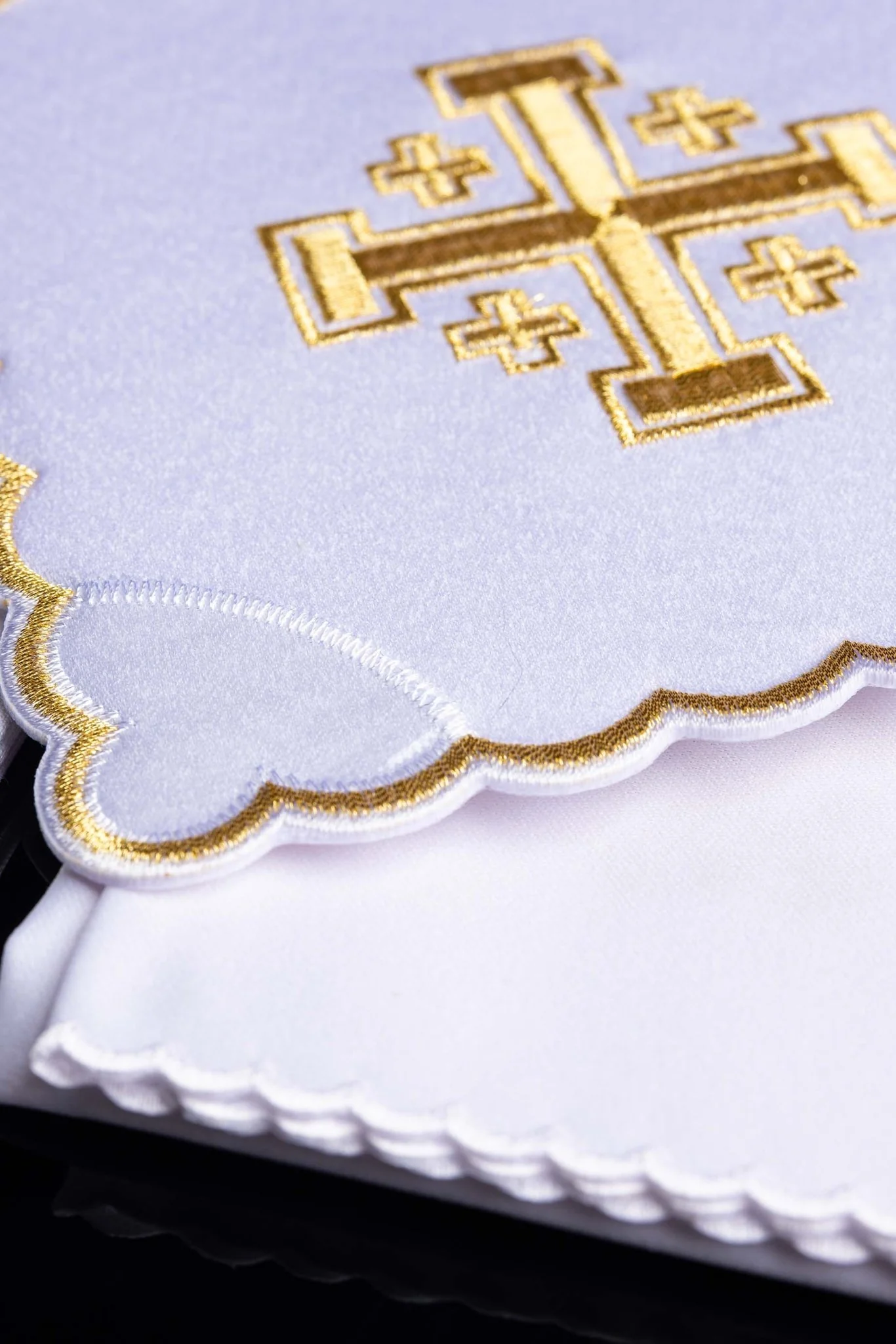 Mass linens with gold Jerusalem Cross embroidery - Image 6