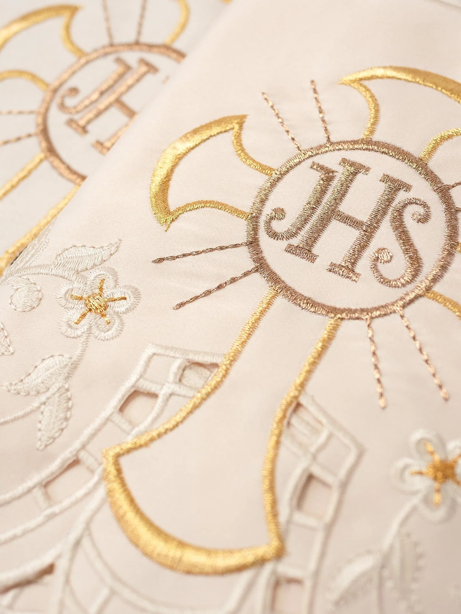 Metric with front embroidery IHS Cross ecru - Image 2
