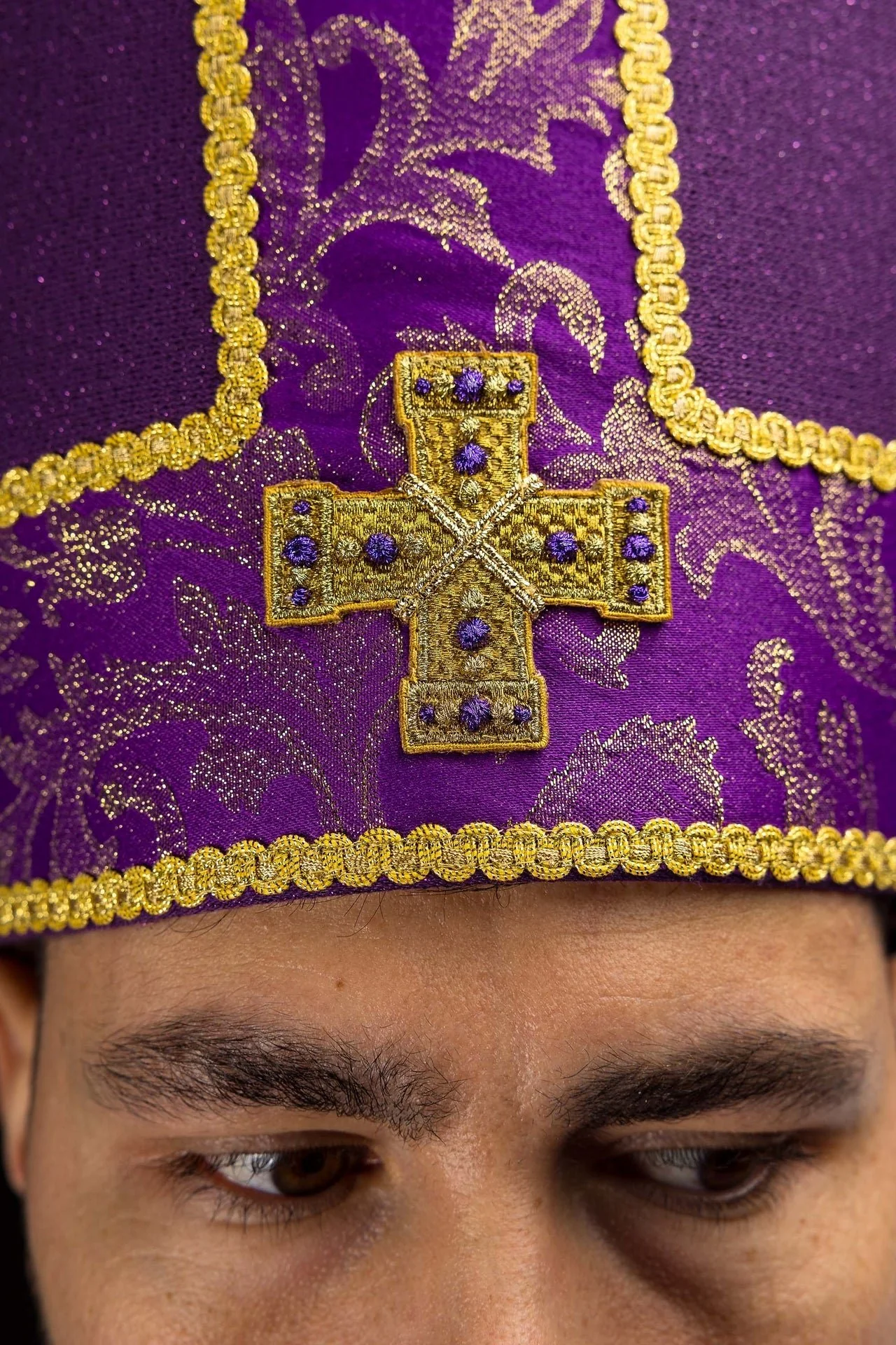 Purple mitre embroidered with a cross decorated with jacquard fabric - Image 3