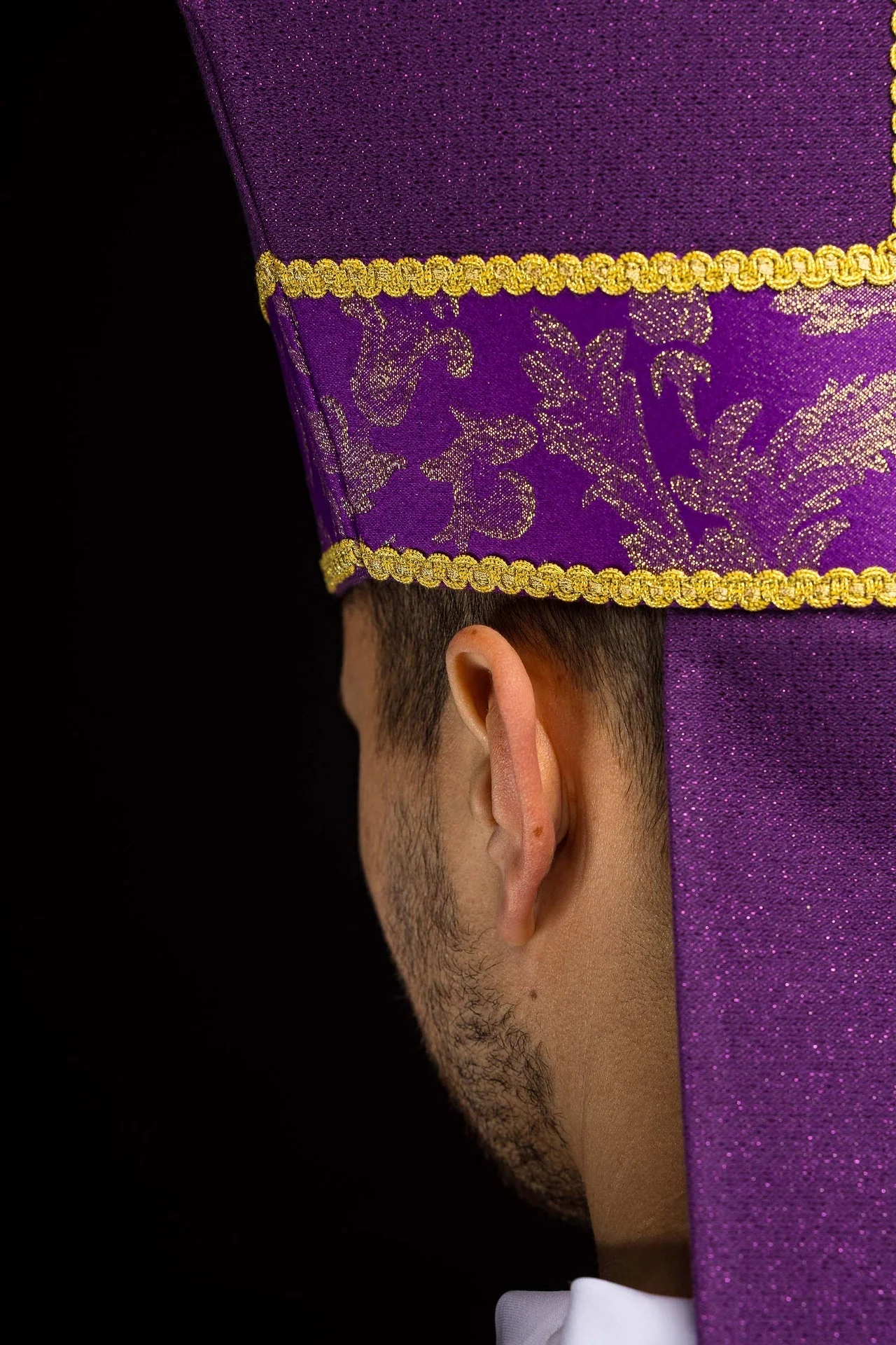 Purple mitre embroidered with a cross decorated with jacquard fabric - Image 4