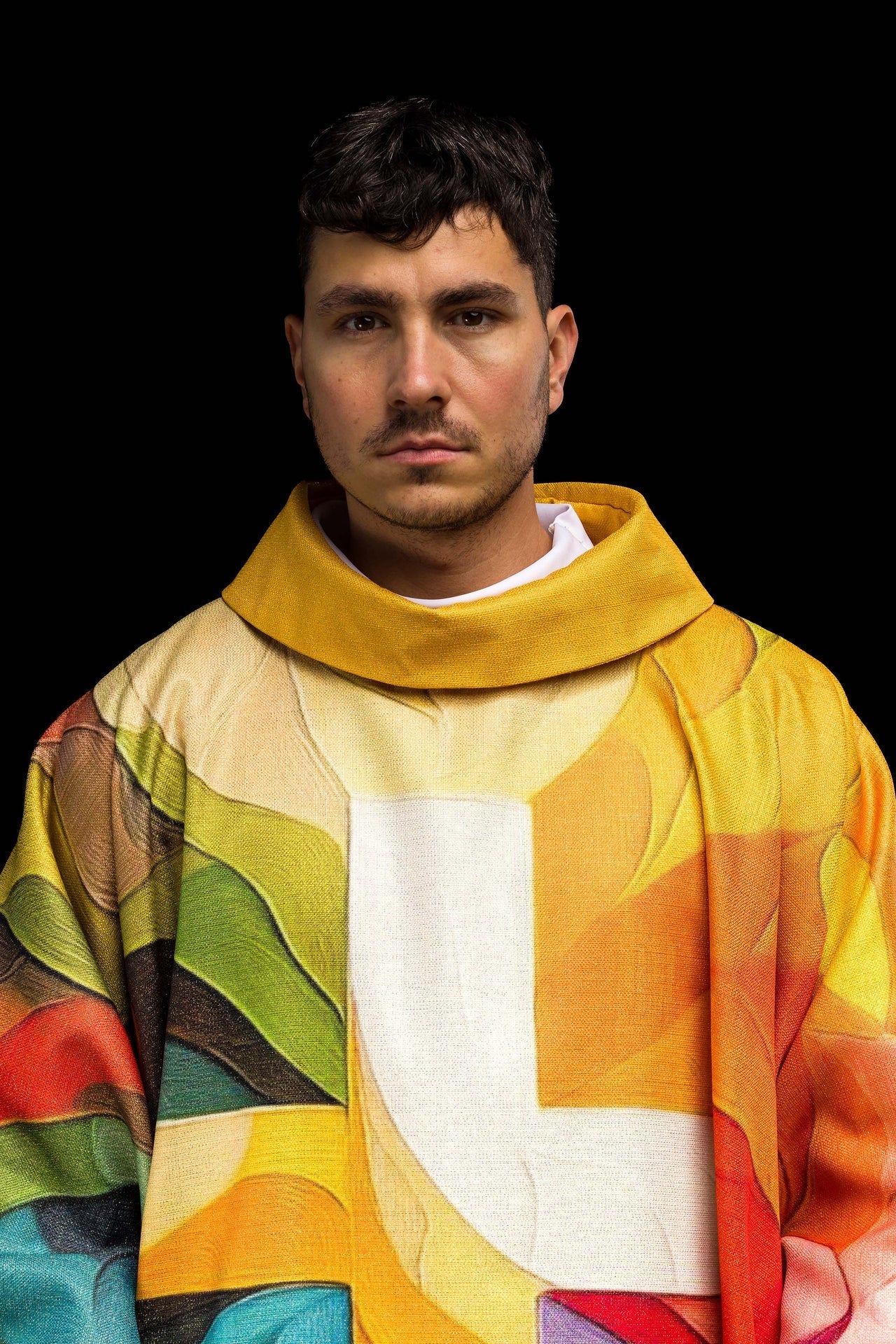 Multicolored printed chasuble with a cross motif - Image 2