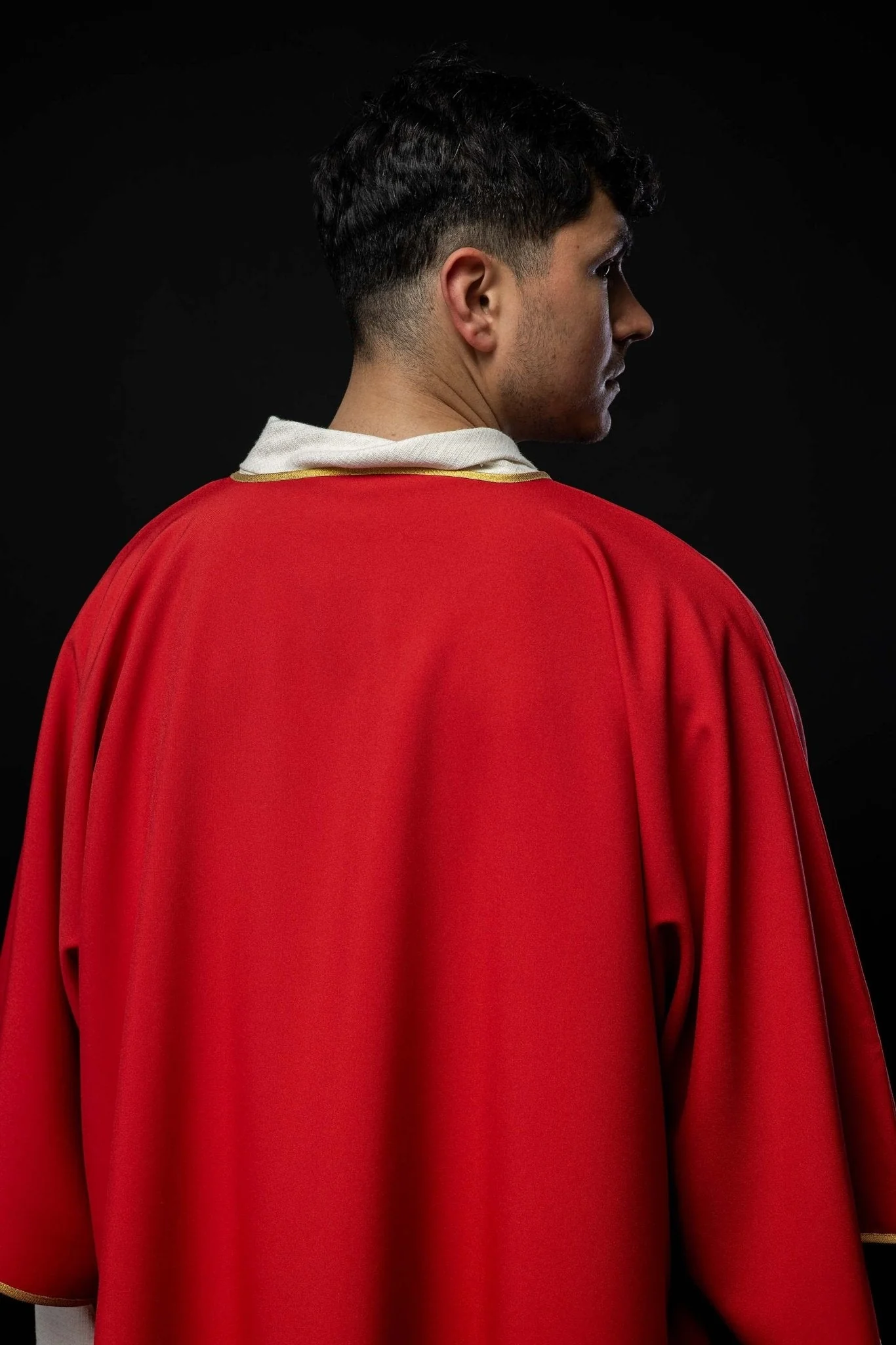 Plain dalmatic in red with gold trim - Image 5