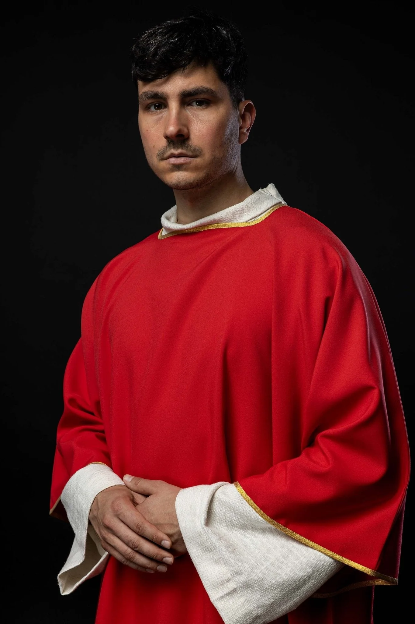 Plain dalmatic in red with gold trim - Image 8