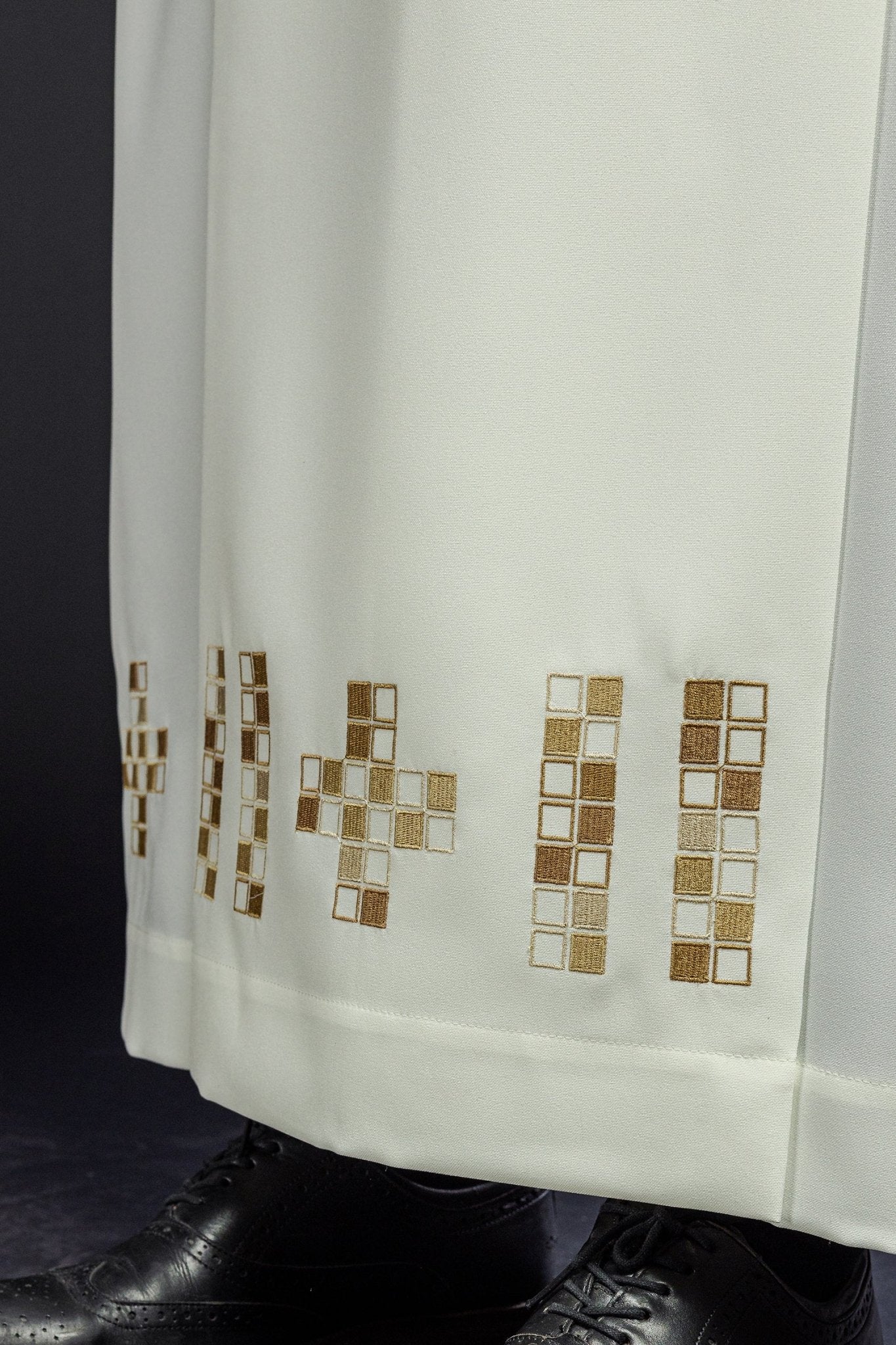 Priest alb in ecru with embroidered mosaic crosess - Image 2