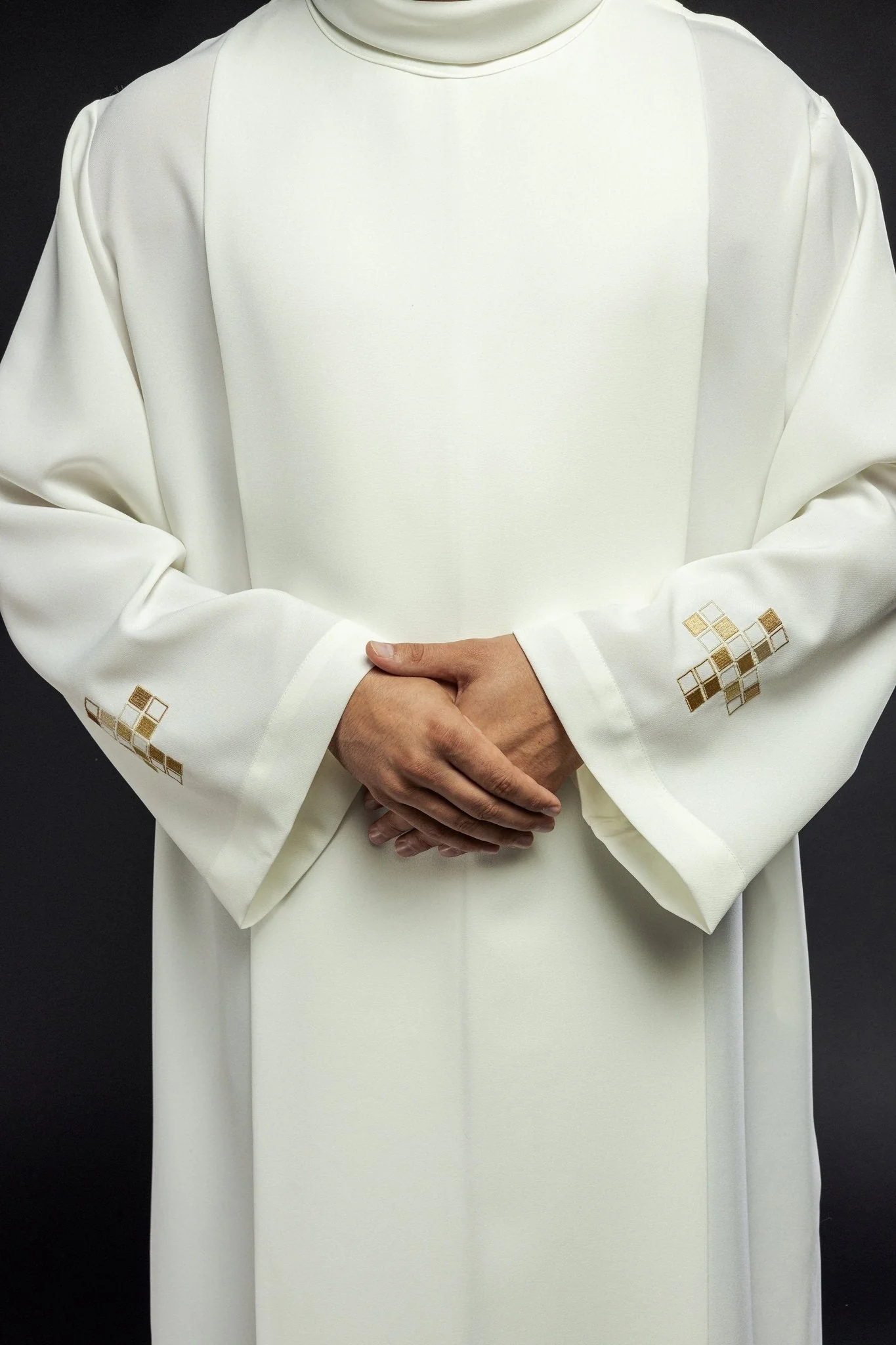 Priest alb in ecru with embroidered mosaic crosess - Image 3
