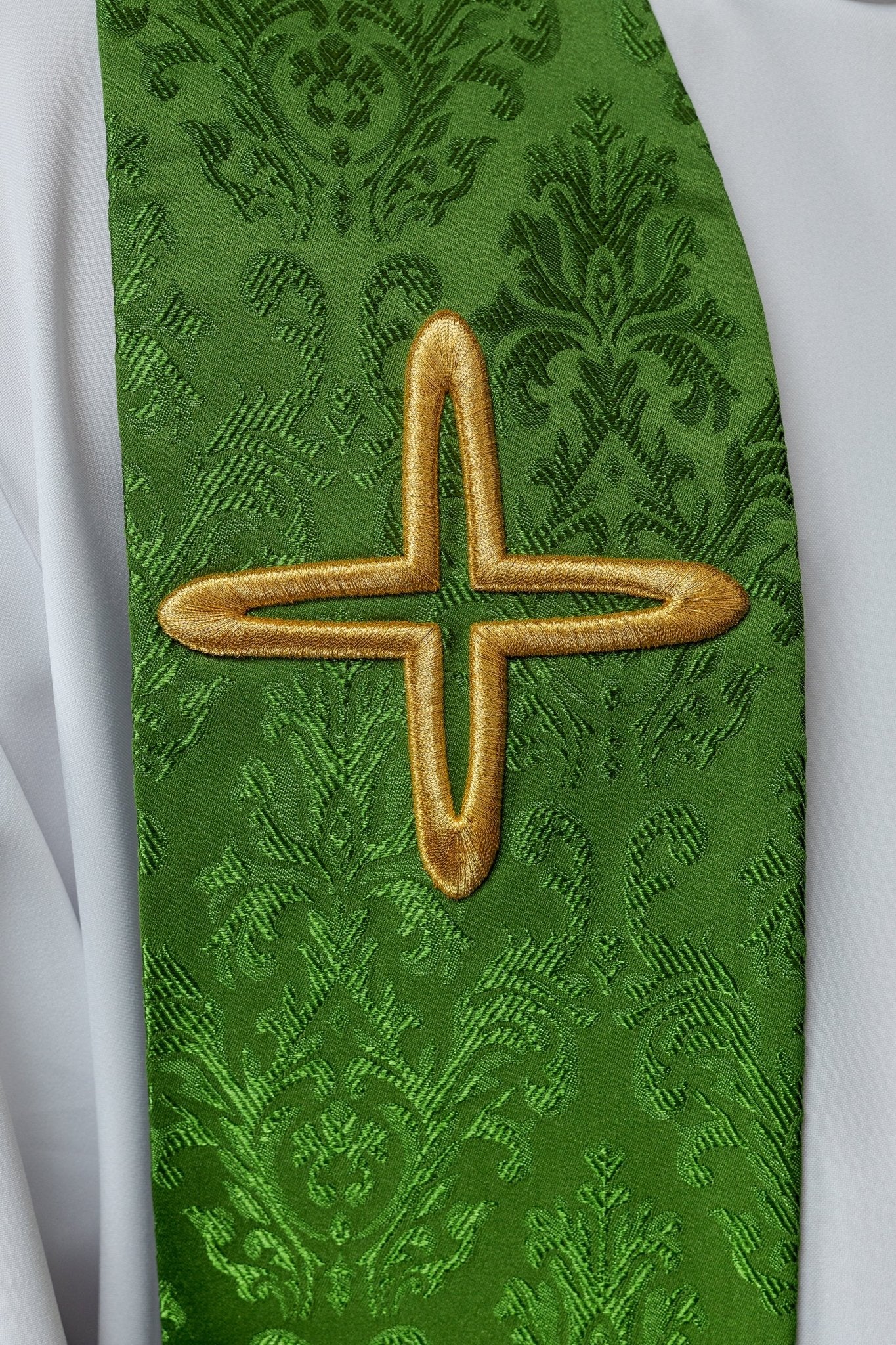 Priest stole in green made of jacquard texture - Image 3