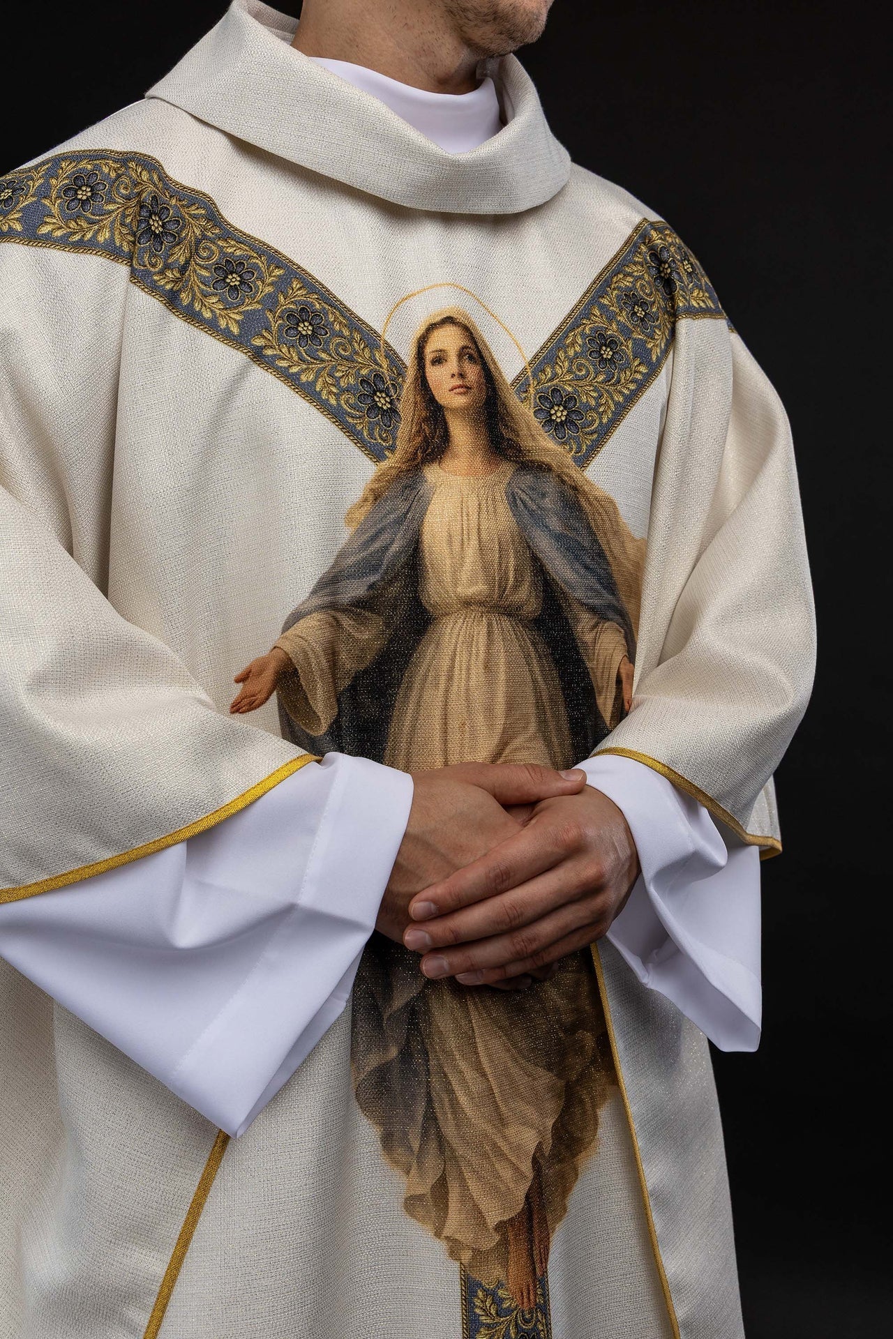 Printed chasuble with the image of Our Lady of the Assumption - Image 4