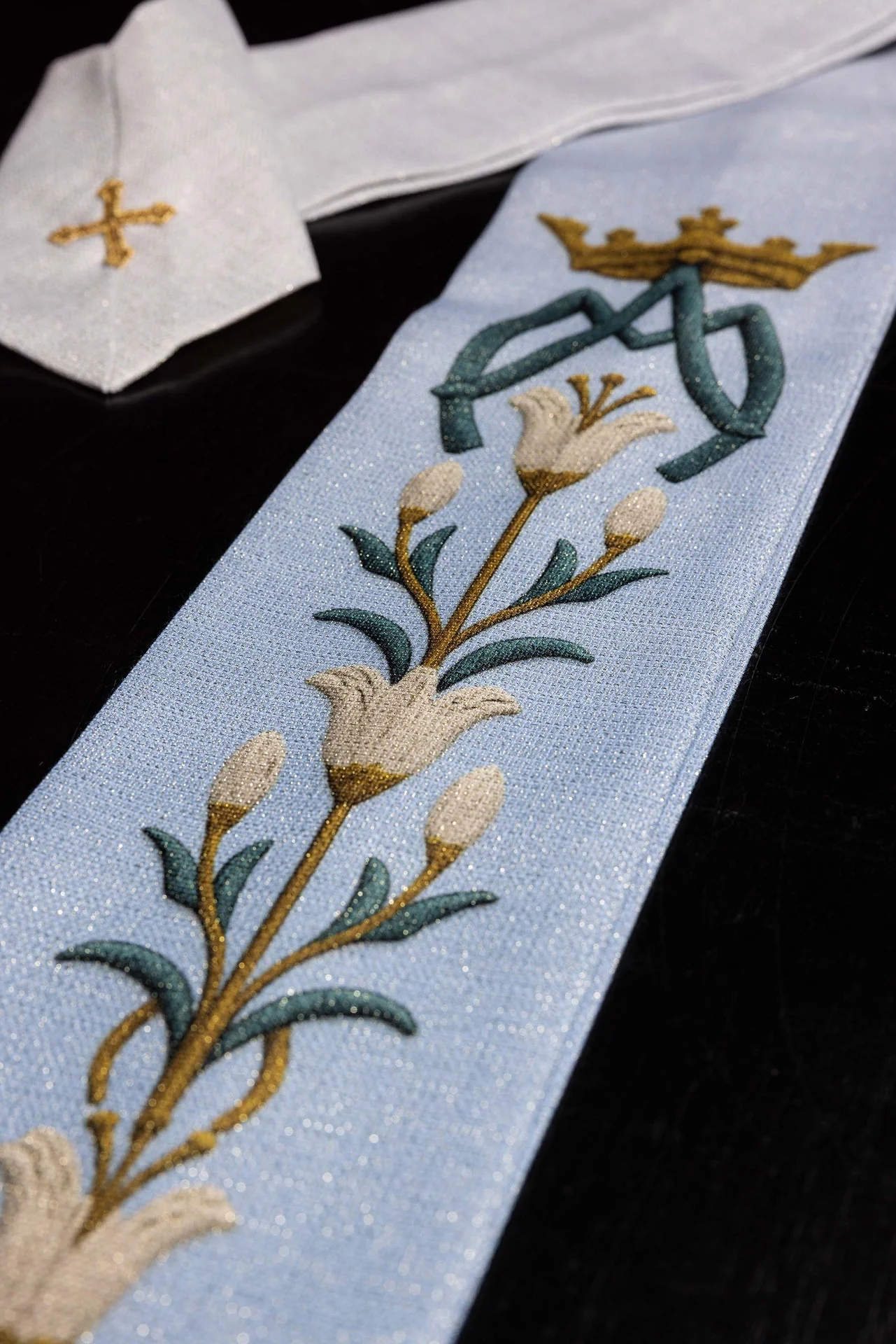 Printed Marian Chasuble with Lily Pattern and Monogram Blue & Cream - Image 11