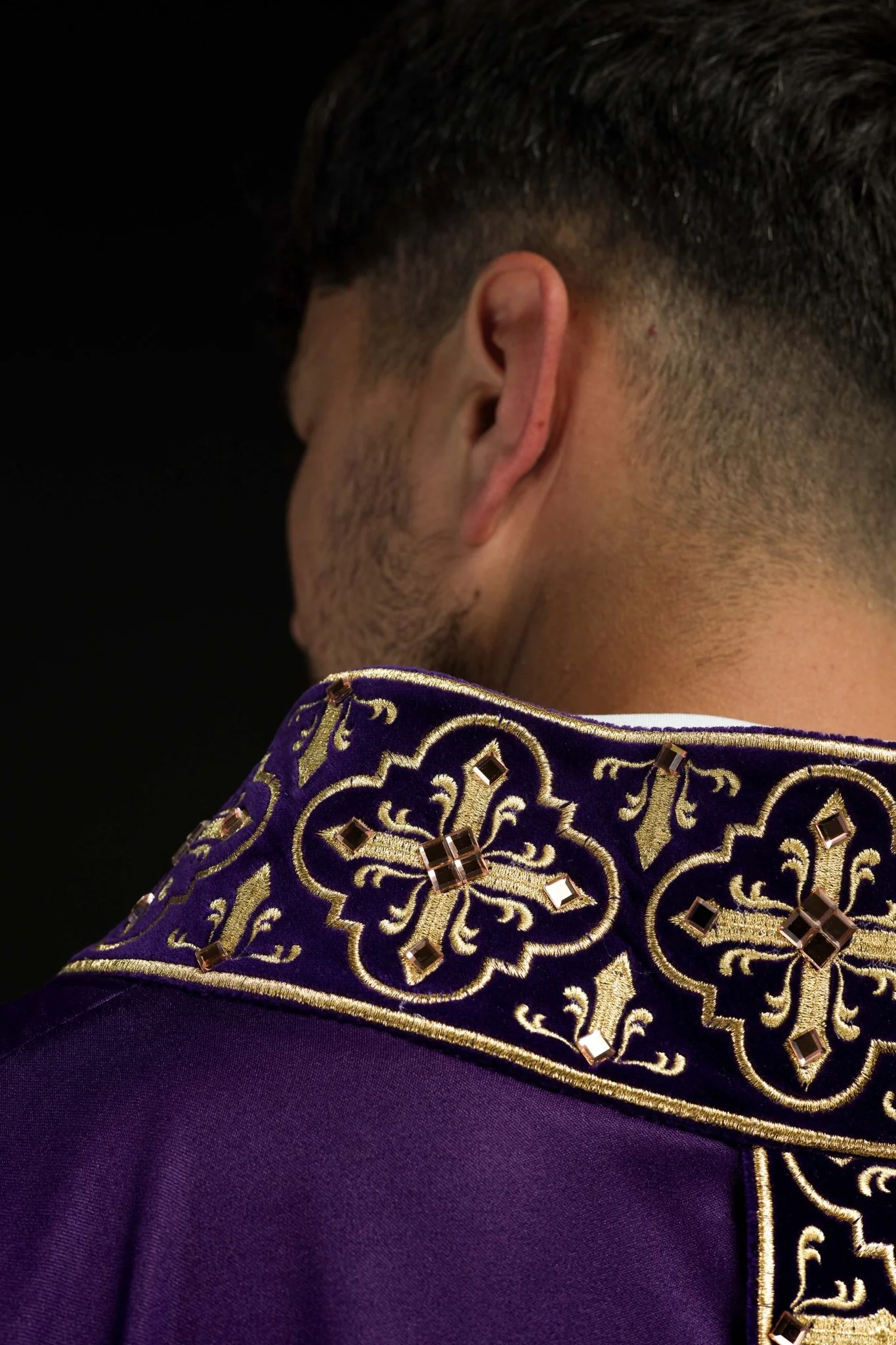 Purple chasuble adorned with stones and a narrow band - Image 6