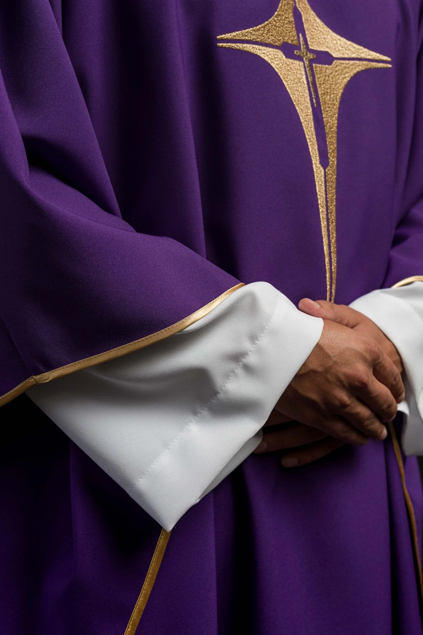 Purple chasuble embroidered with cross motif - Image 3