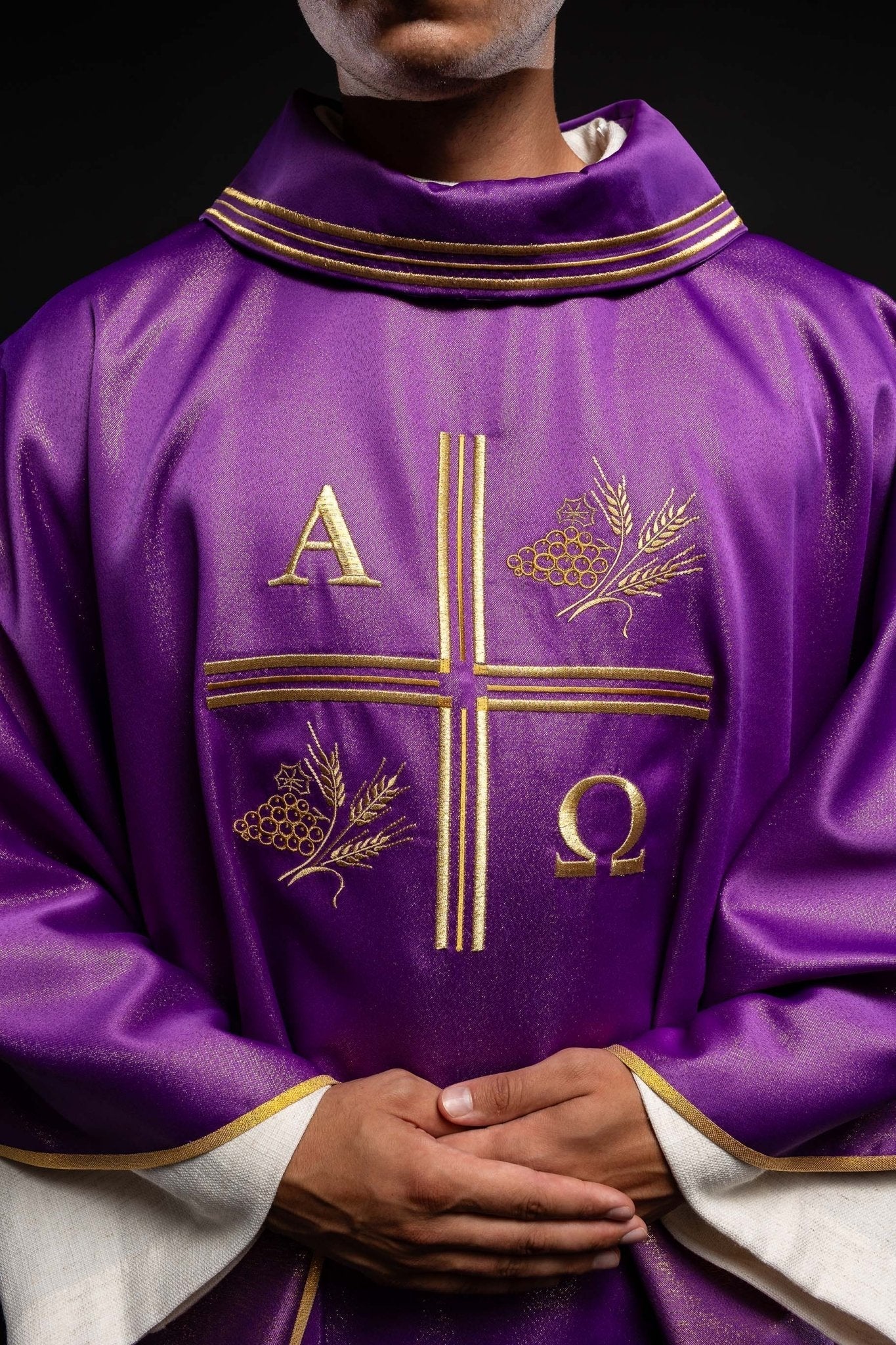 Purple chasuble made of glittery texture with Alpha, Omega, Cross and Wheat motifs - Image 3