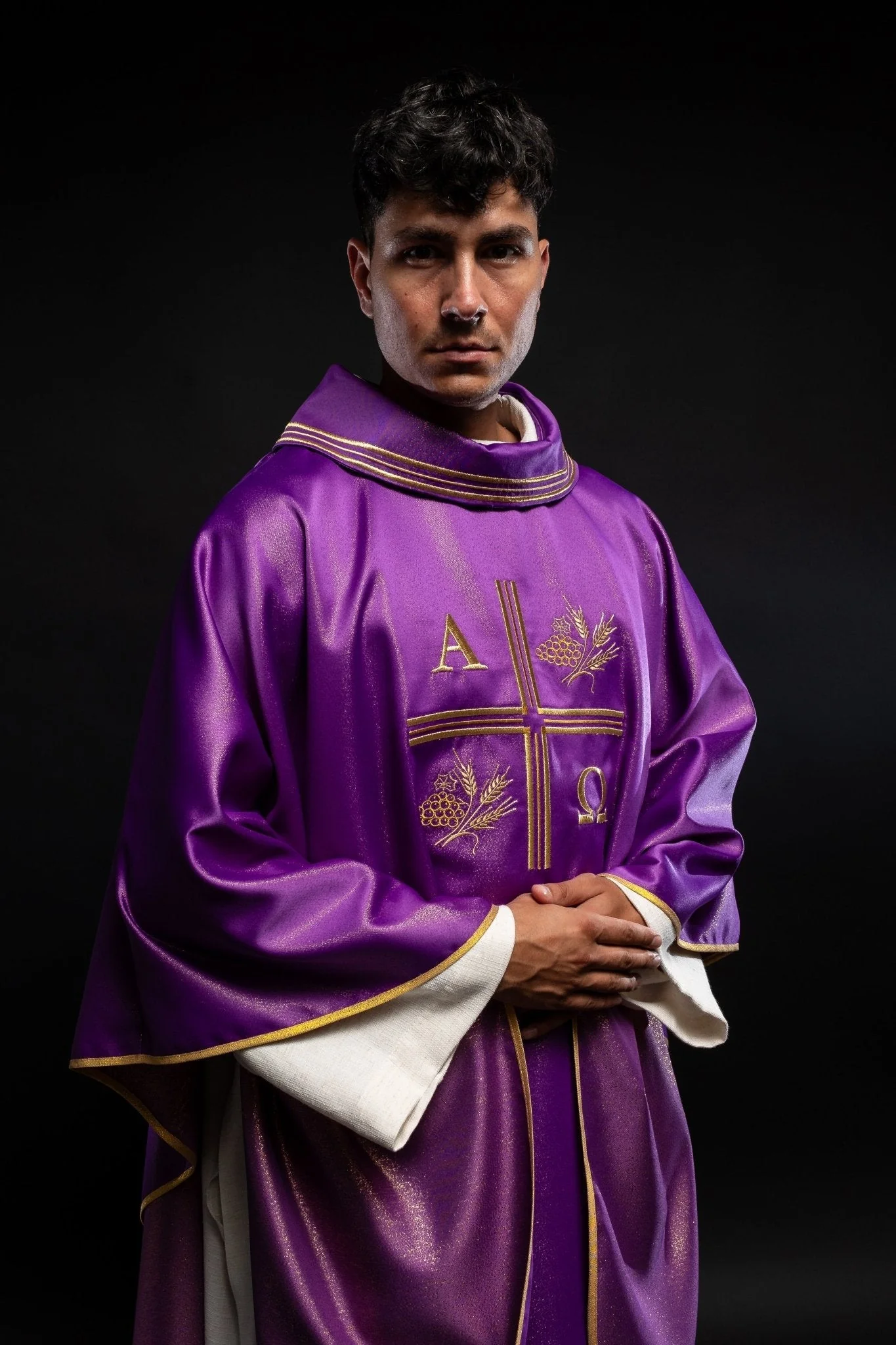Purple chasuble made of glittery texture with Alpha, Omega, Cross and Wheat motifs - Image 4