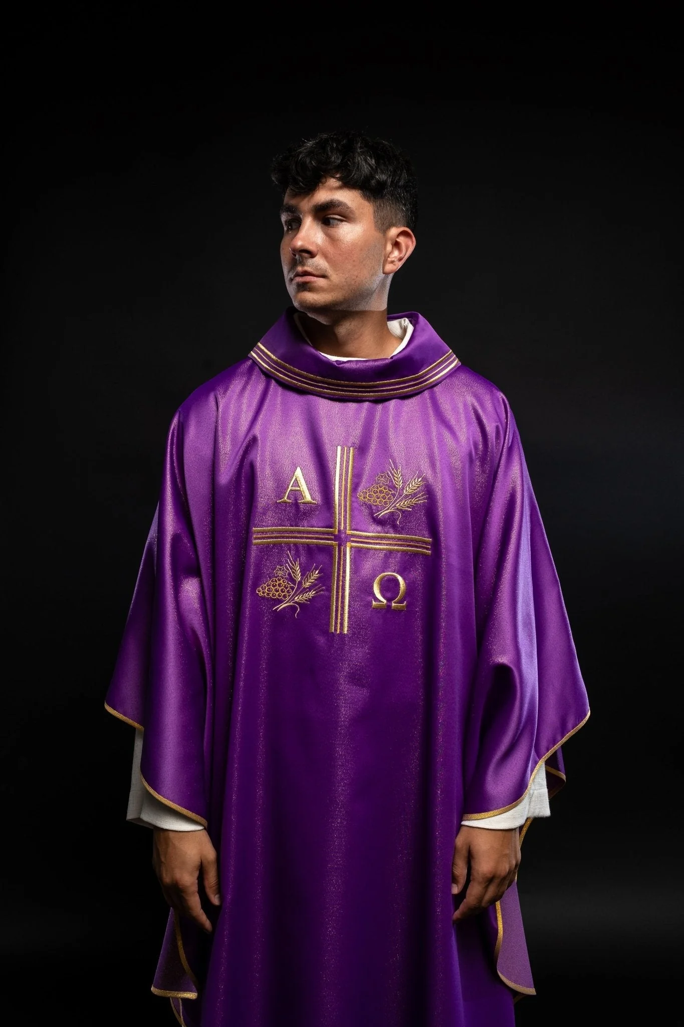 Purple chasuble made of glittery texture with Alpha, Omega, Cross and Wheat motifs - Image 6