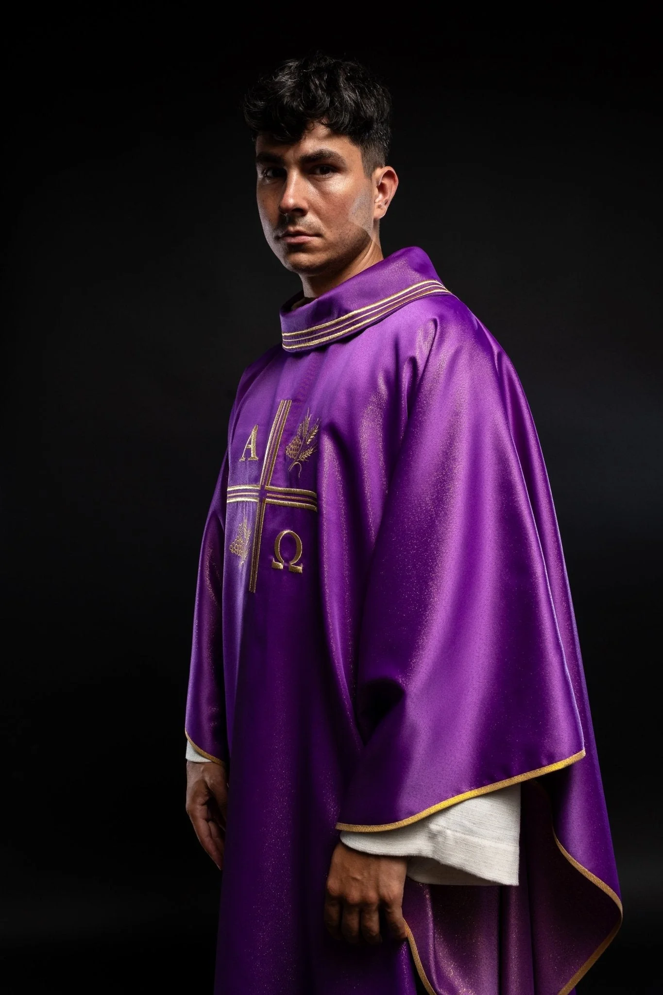Purple chasuble made of glittery texture with Alpha, Omega, Cross and Wheat motifs - Image 7