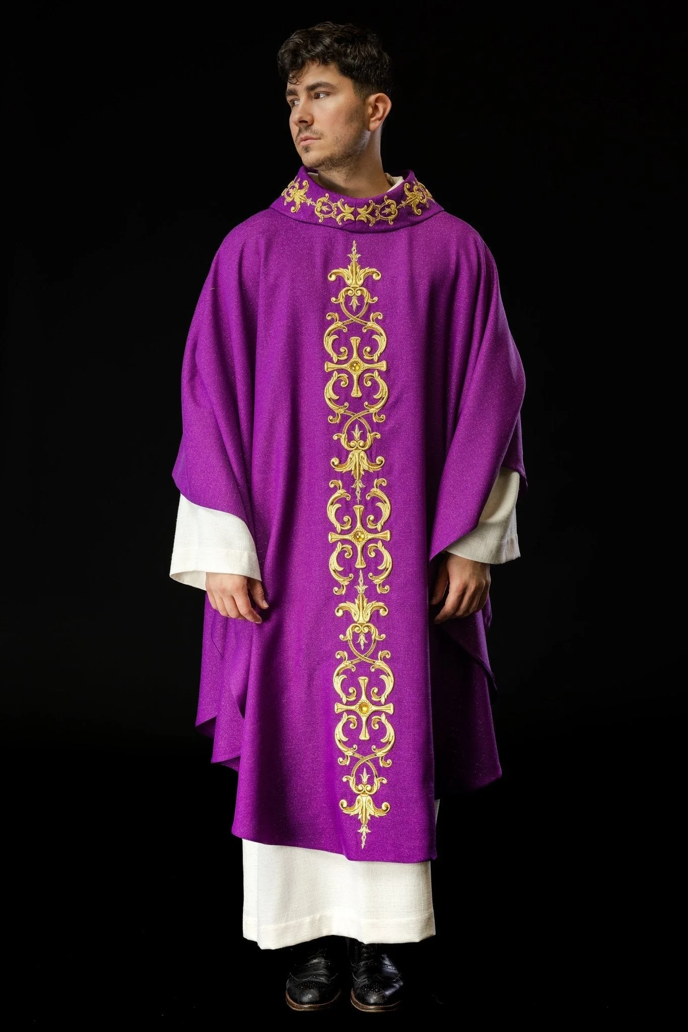 Purple chasuble richly embroidered with gemstones - Image 2
