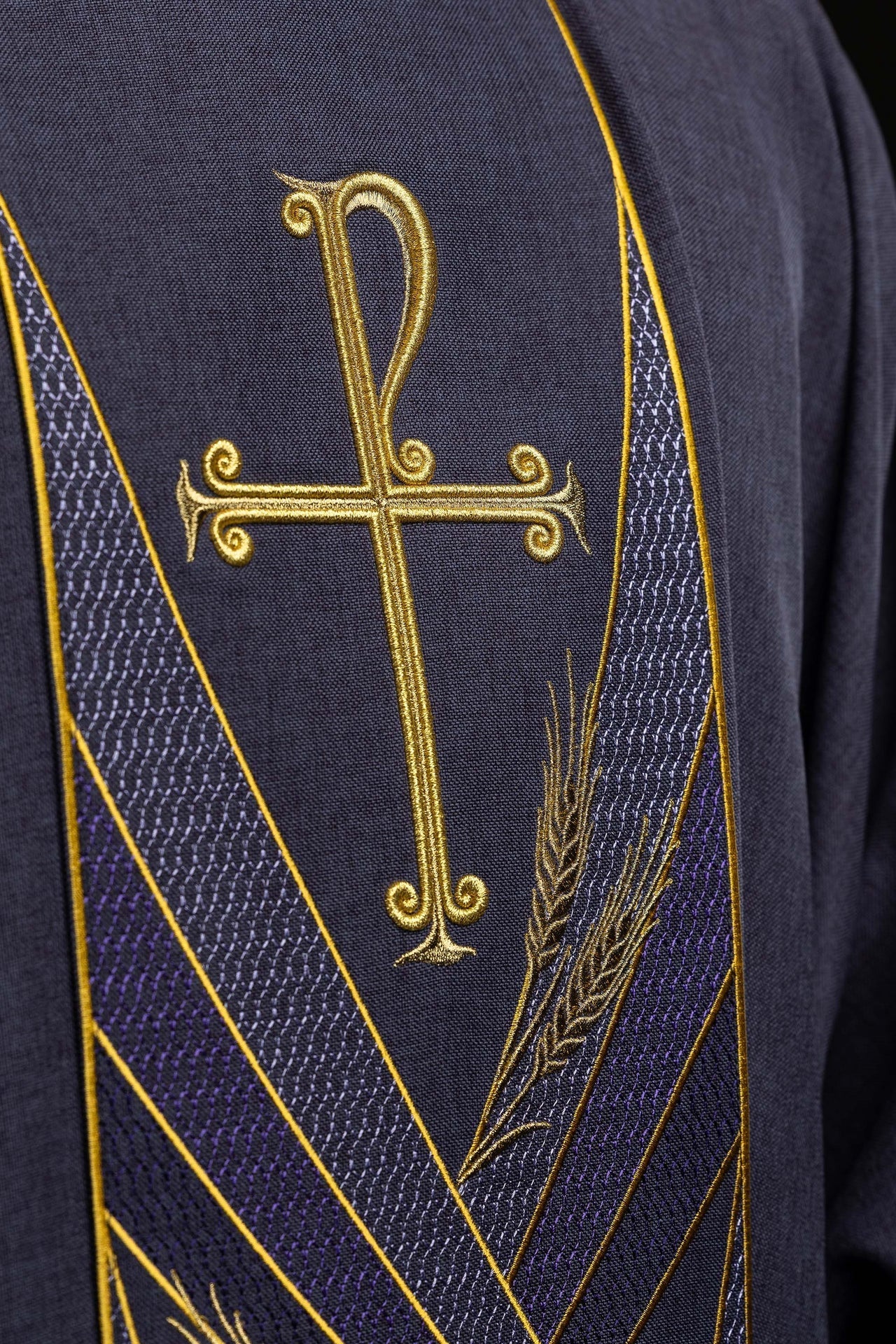 Purple chasuble with an embroidered Pax band - Image 3