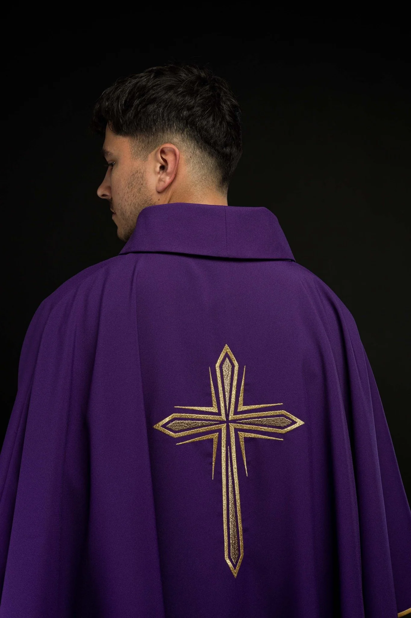 Purple chasuble with cross embroidery - Image 6