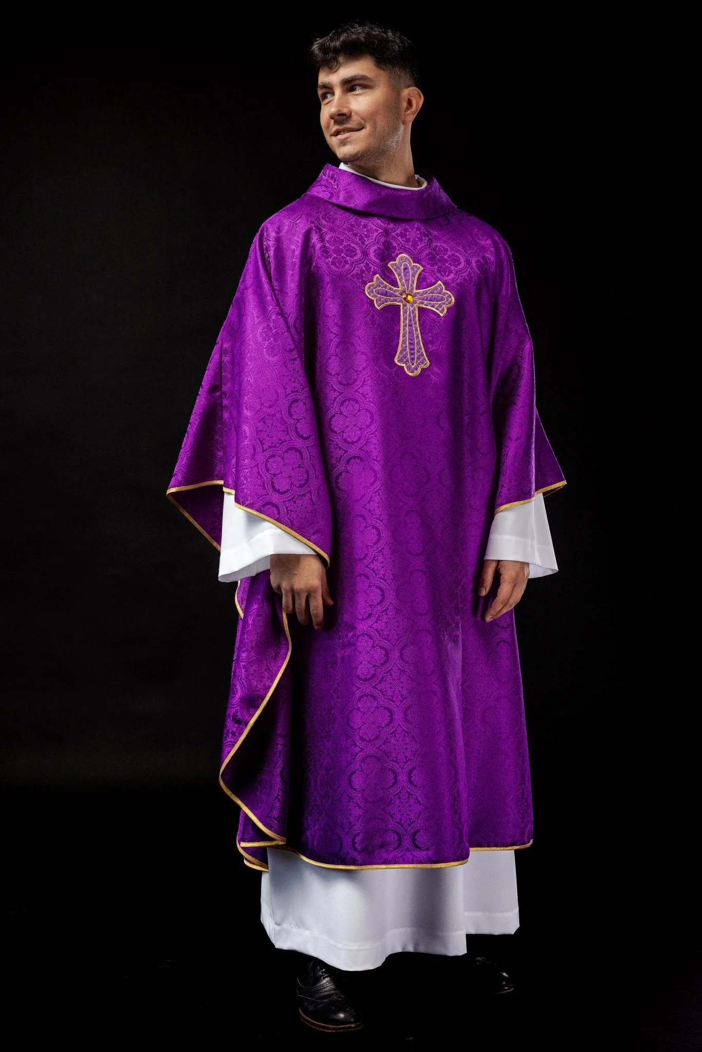 Purple chasuble with gold cross - Image 2