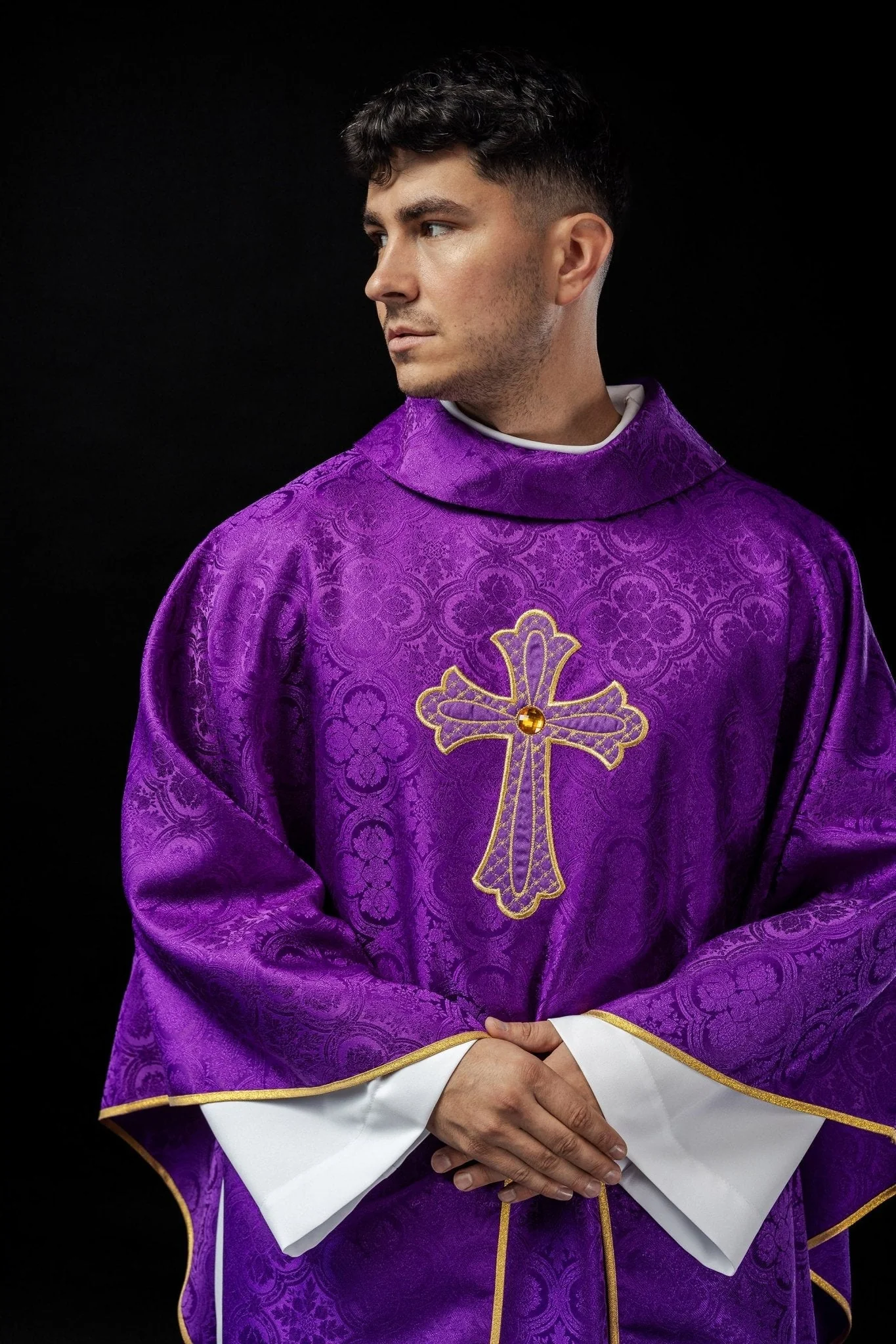 Purple chasuble with gold cross - Image 4