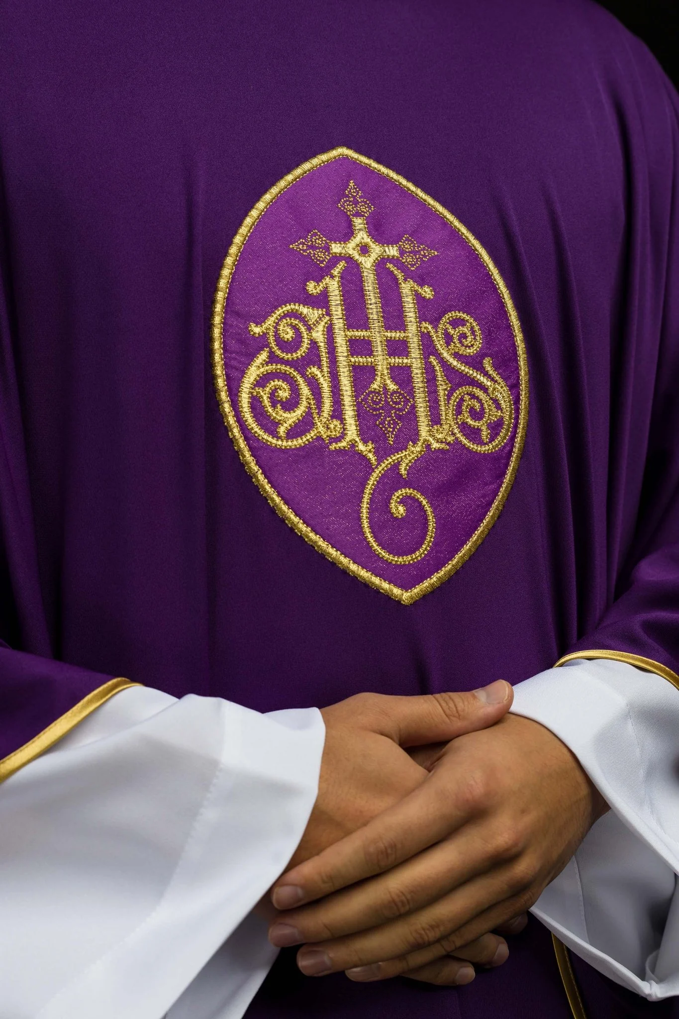 Purple chasuble with IHS made from sports fabric SACROLITE - Image 3