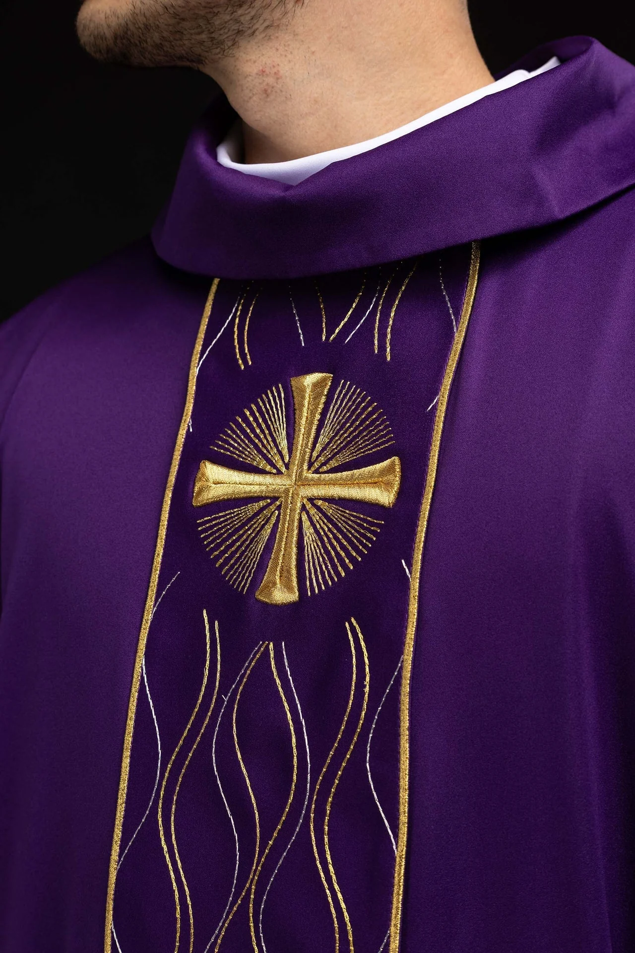 Purple cross-embroidered chasuble - Image 3