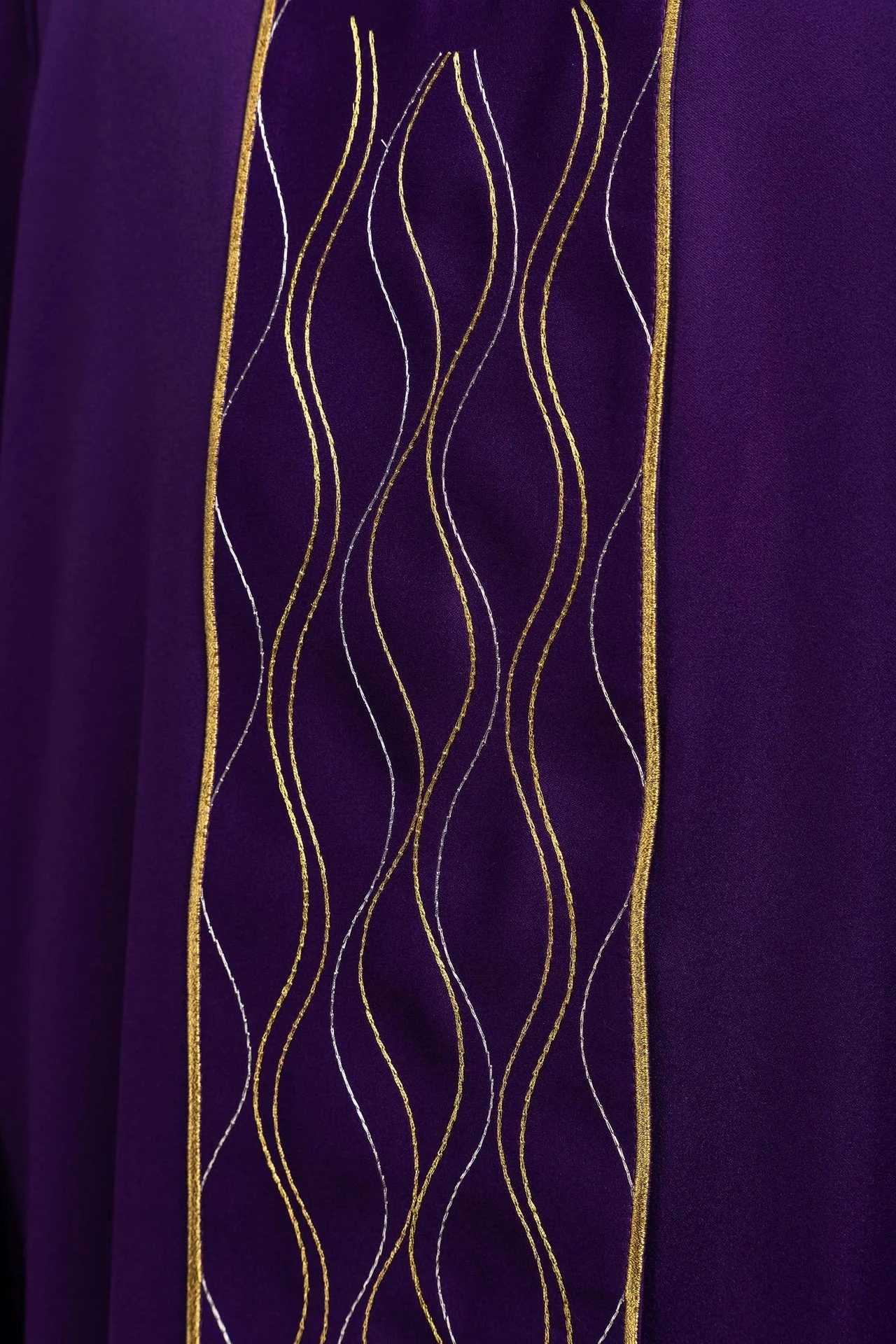 Purple cross-embroidered chasuble - Image 4