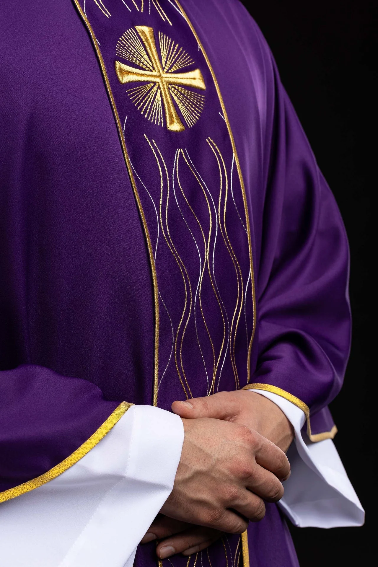 Purple cross-embroidered chasuble - Image 5
