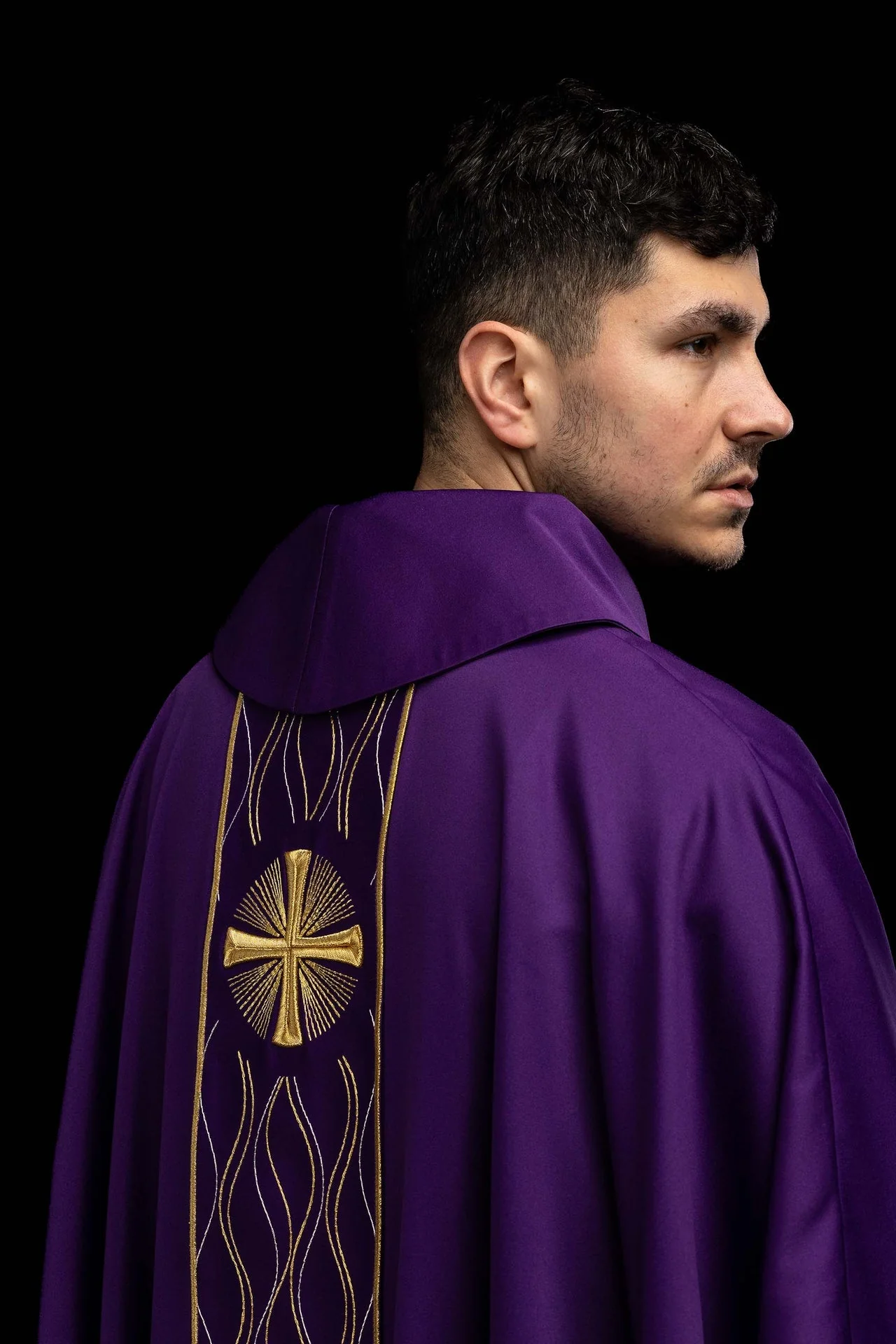 Purple cross-embroidered chasuble - Image 6